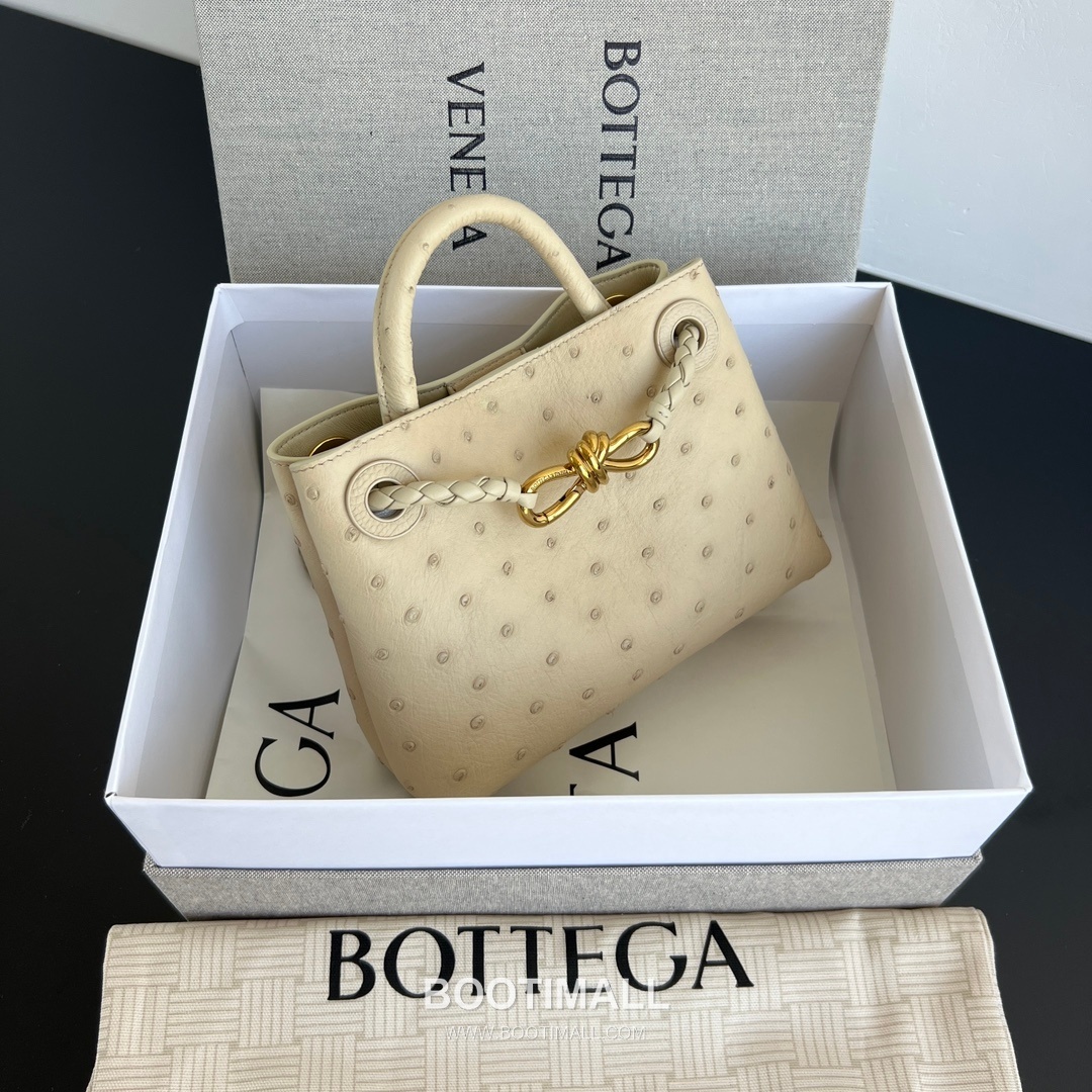 Bottega Veneta Andiamo Mini Ostrich Leather Beige Top Handle Bag 보테가 베네타 안디아모 미니 오스트리치 레더 베이지 탑핸들백 20.5cm 4