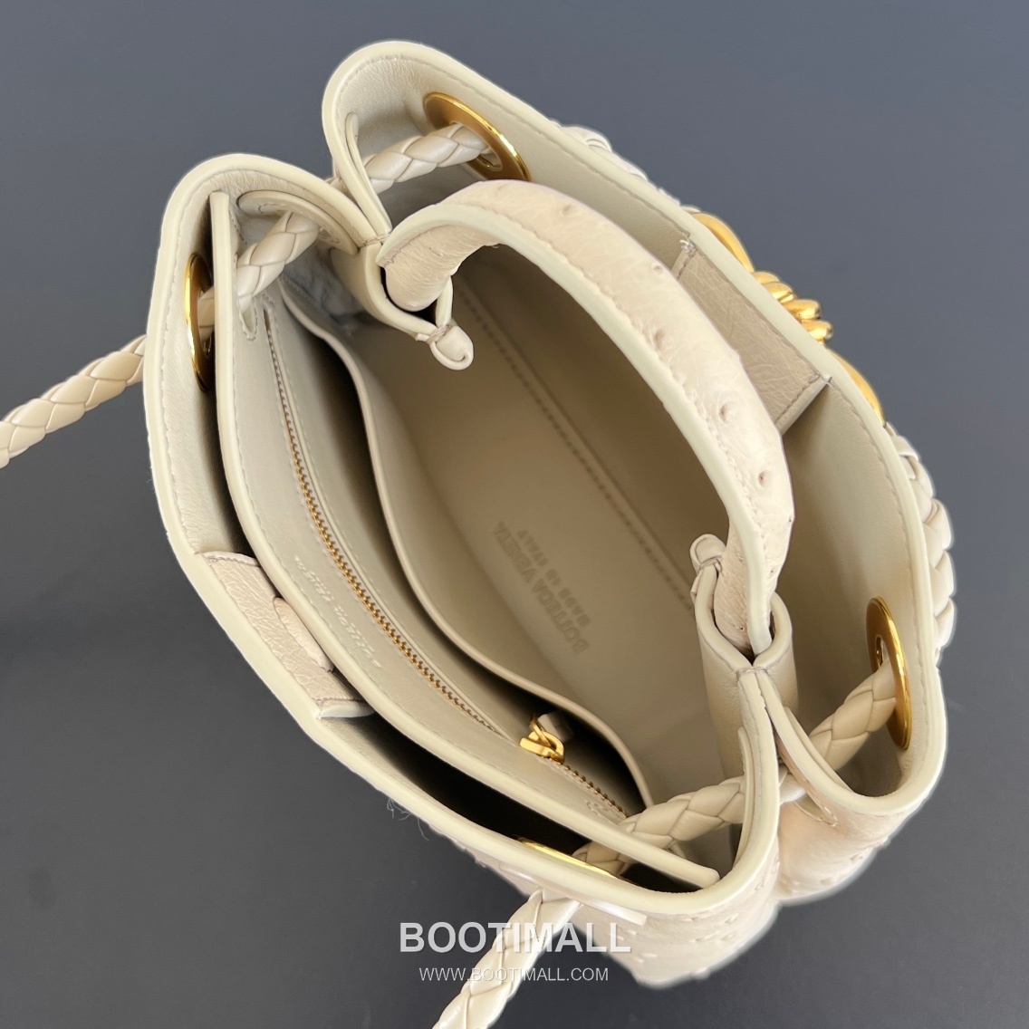 Bottega Veneta Andiamo Mini Ostrich Leather Beige Top Handle Bag 보테가 베네타 안디아모 미니 오스트리치 레더 베이지 탑핸들백 20.5cm 11