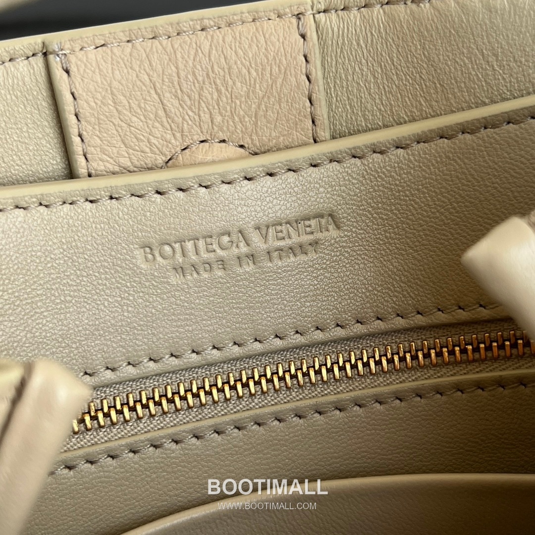 Bottega Veneta Andiamo Mini Ostrich Leather Beige Top Handle Bag 보테가 베네타 안디아모 미니 오스트리치 레더 베이지 탑핸들백 20.5cm 12