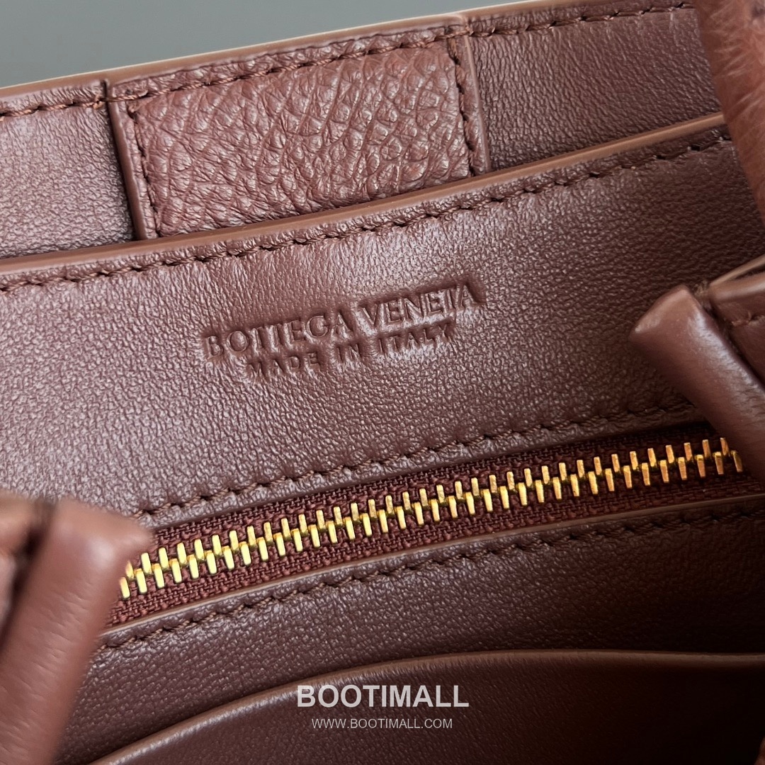 Bottega Veneta Andiamo Mini Ostrich Leather Beige Top Handle Bag 보테가 베네타 안디아모 미니 오스트리치 레더 베이지 탑핸들백 20.5cm 12