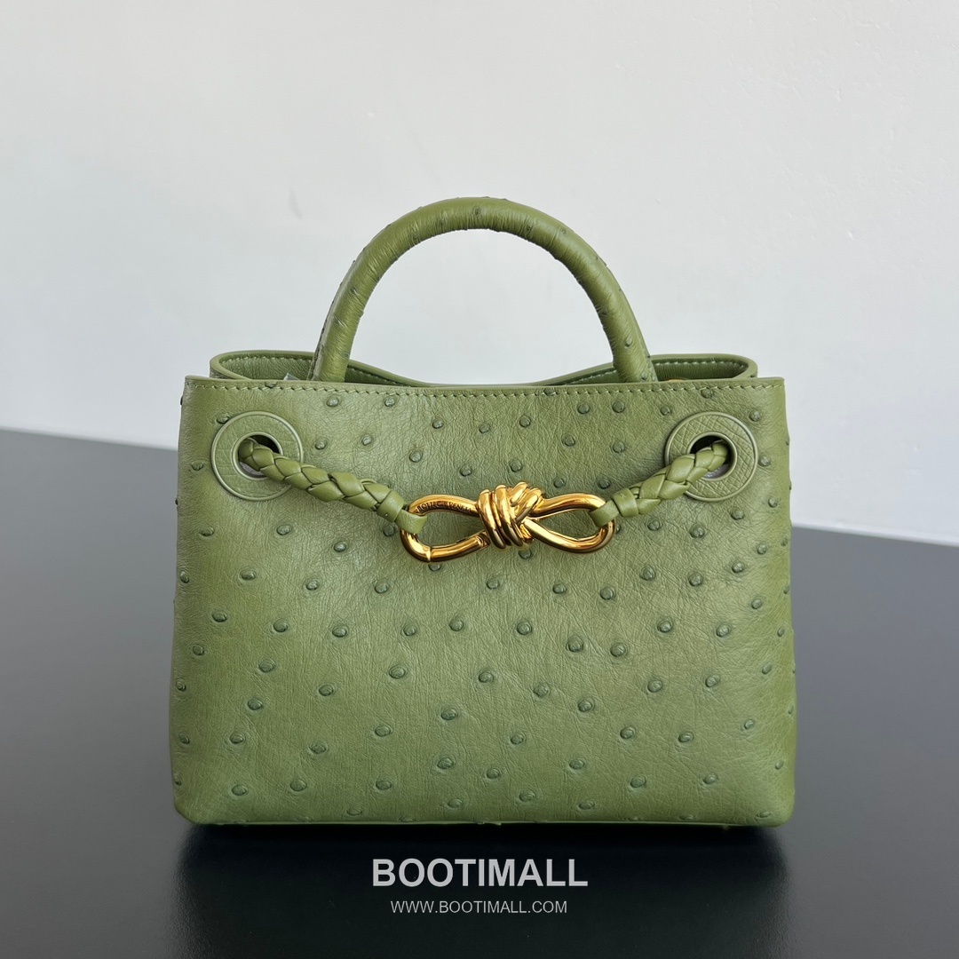 Bottega Veneta Andiamo Mini Ostrich Leather Beige Top Handle Bag 보테가 베네타 안디아모 미니 오스트리치 레더 베이지 탑핸들백 20.5cm 2