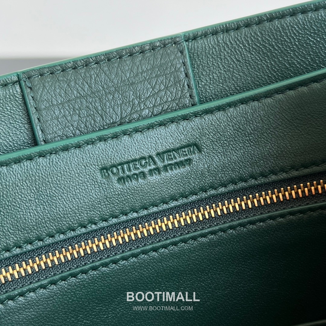 Bottega Veneta Andiamo Handbag Ostrich Leather Green Top Handle Bag 보테가 베네타 안디아모 핸드백 오스트리치 레더 그린 탑핸들백 25cm 9