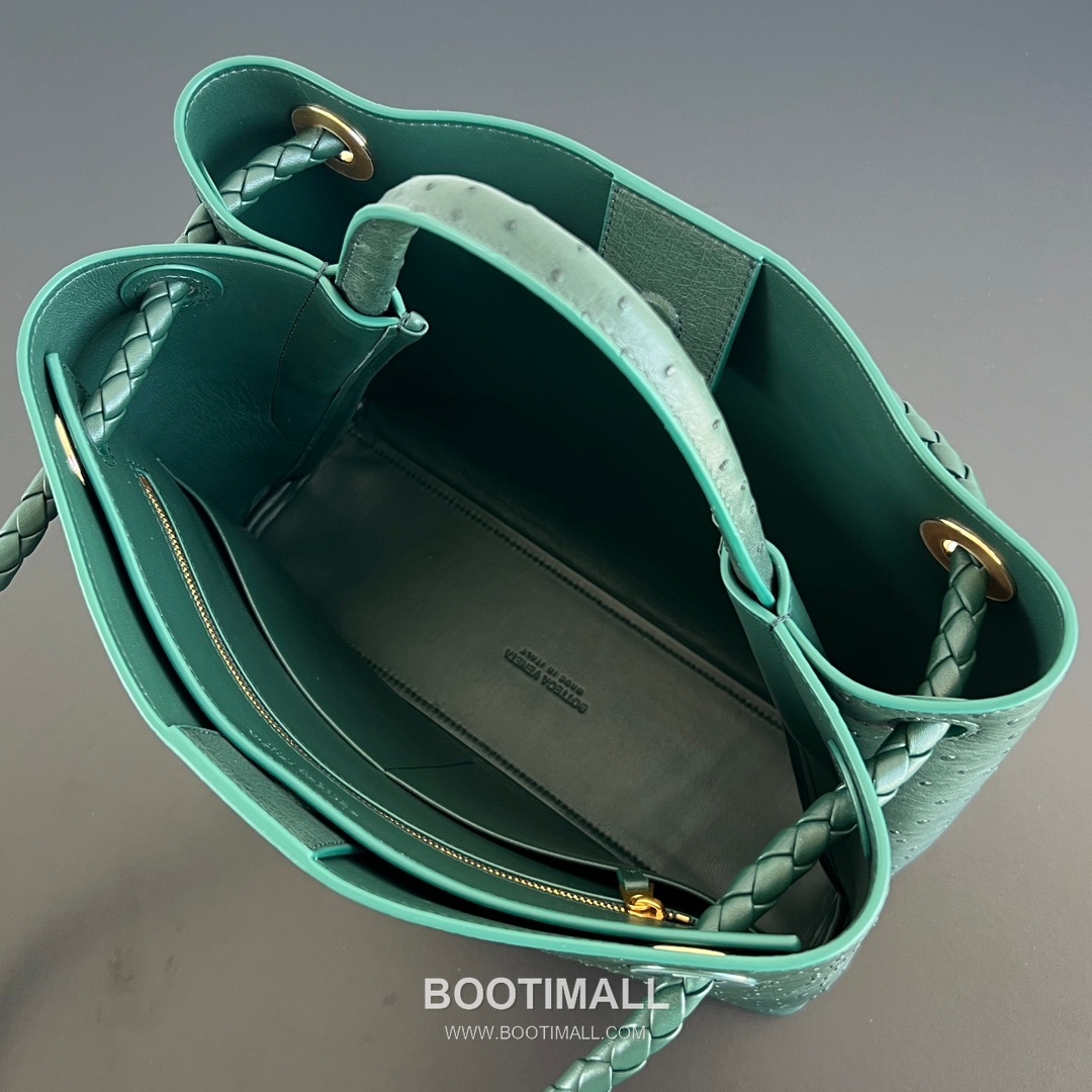 Bottega Veneta Andiamo Medium Ostrich Leather Black Top Handle Bag 보테가 베네타 안디아모 미디엄 오스트리치 레더 블랙 토트백 32cm 8