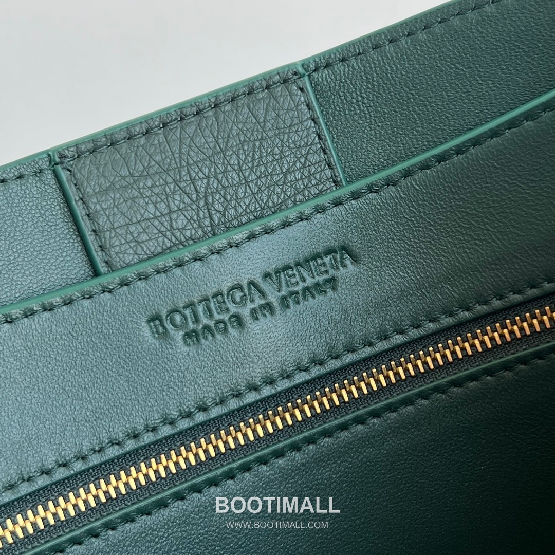 Bottega Veneta Andiamo Medium Ostrich Leather Black Top Handle Bag 보테가 베네타 안디아모 미디엄 오스트리치 레더 블랙 토트백 32cm 9