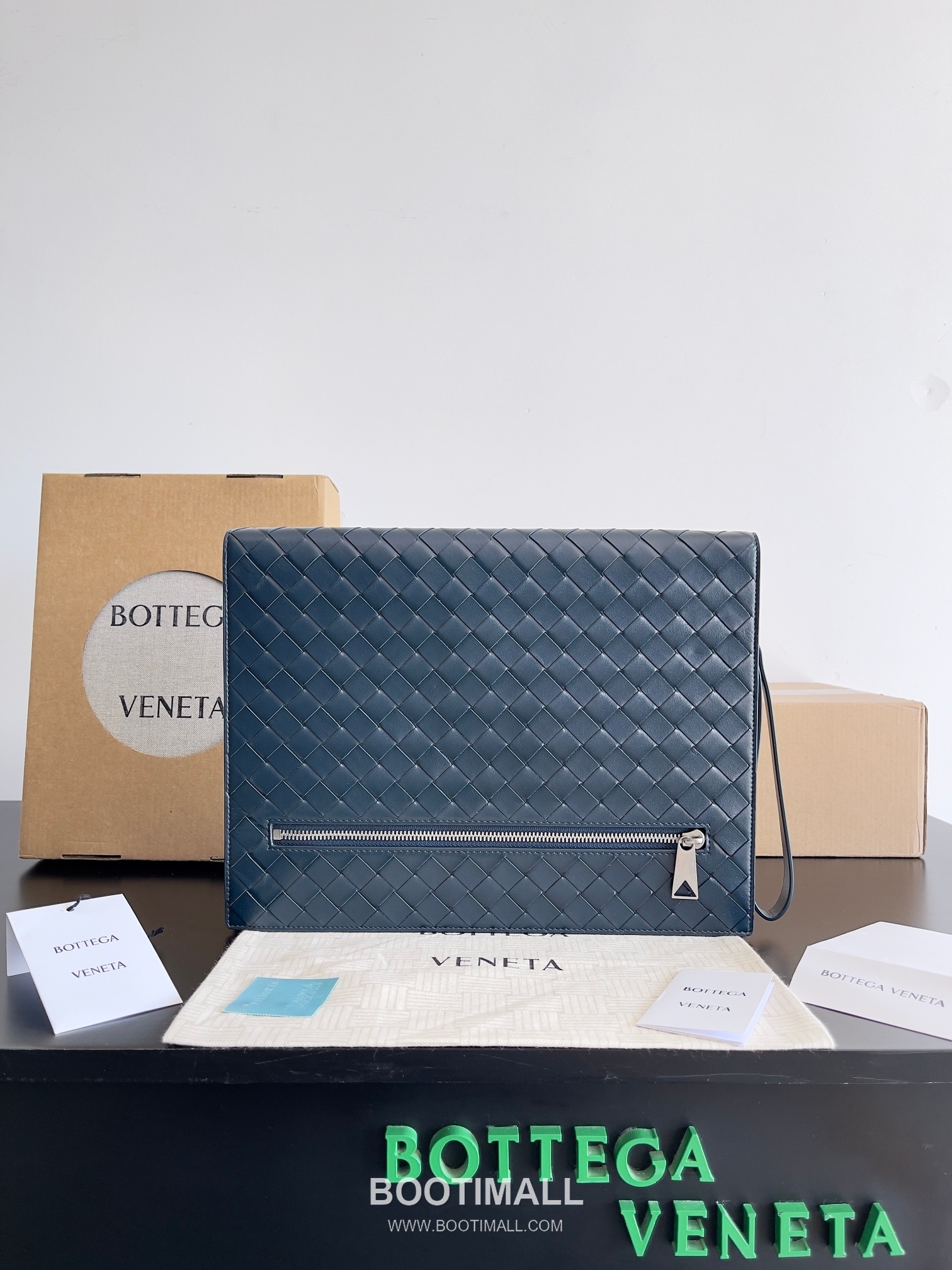 Intrecciato Zip Clutch Intrecciato Leather Navy 인트레치아토 지퍼 클러치 인트레치아토 레더 네이비 30cm 1