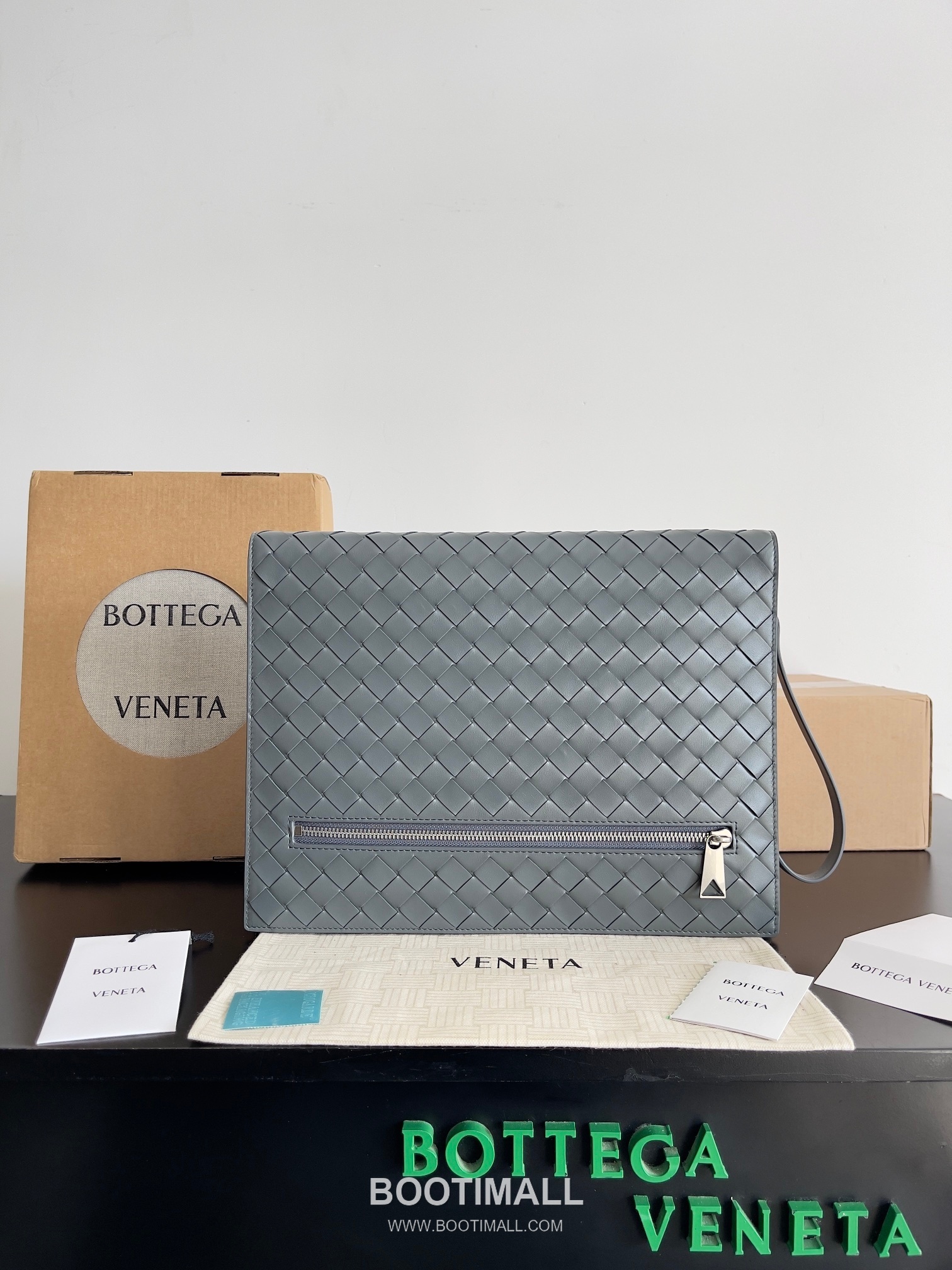 Intrecciato Zip Clutch Intrecciato Leather Navy 인트레치아토 지퍼 클러치 인트레치아토 레더 네이비 30cm 1