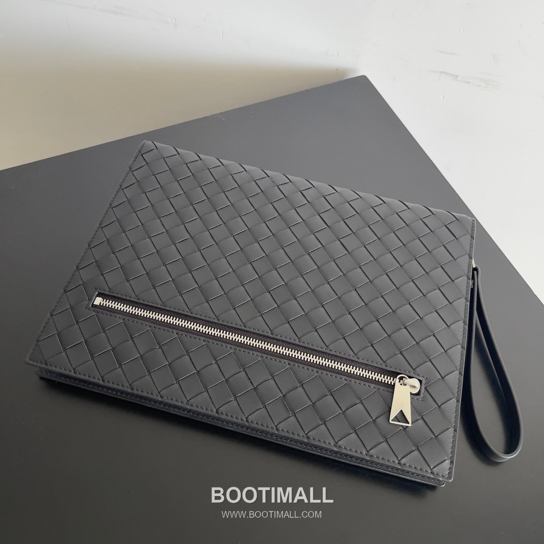 Bottega Veneta Intrecciato Clutch Woven Leather Black 보테가 베네타 인트레치아토 클러치 위빙 레더 블랙 32cm 2