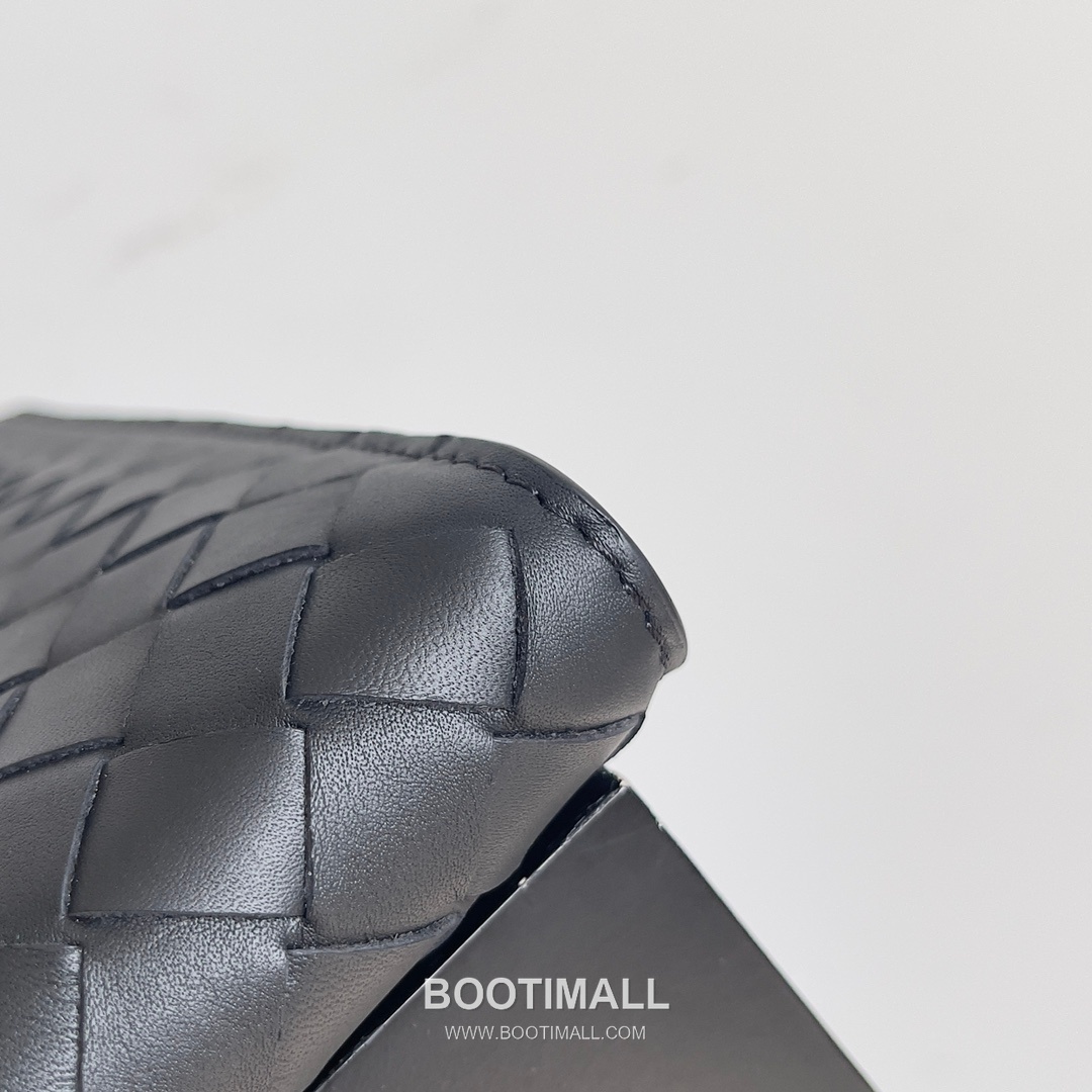 Bottega Veneta Intrecciato Clutch Woven Leather Black 보테가 베네타 인트레치아토 클러치 위빙 레더 블랙 32cm 7