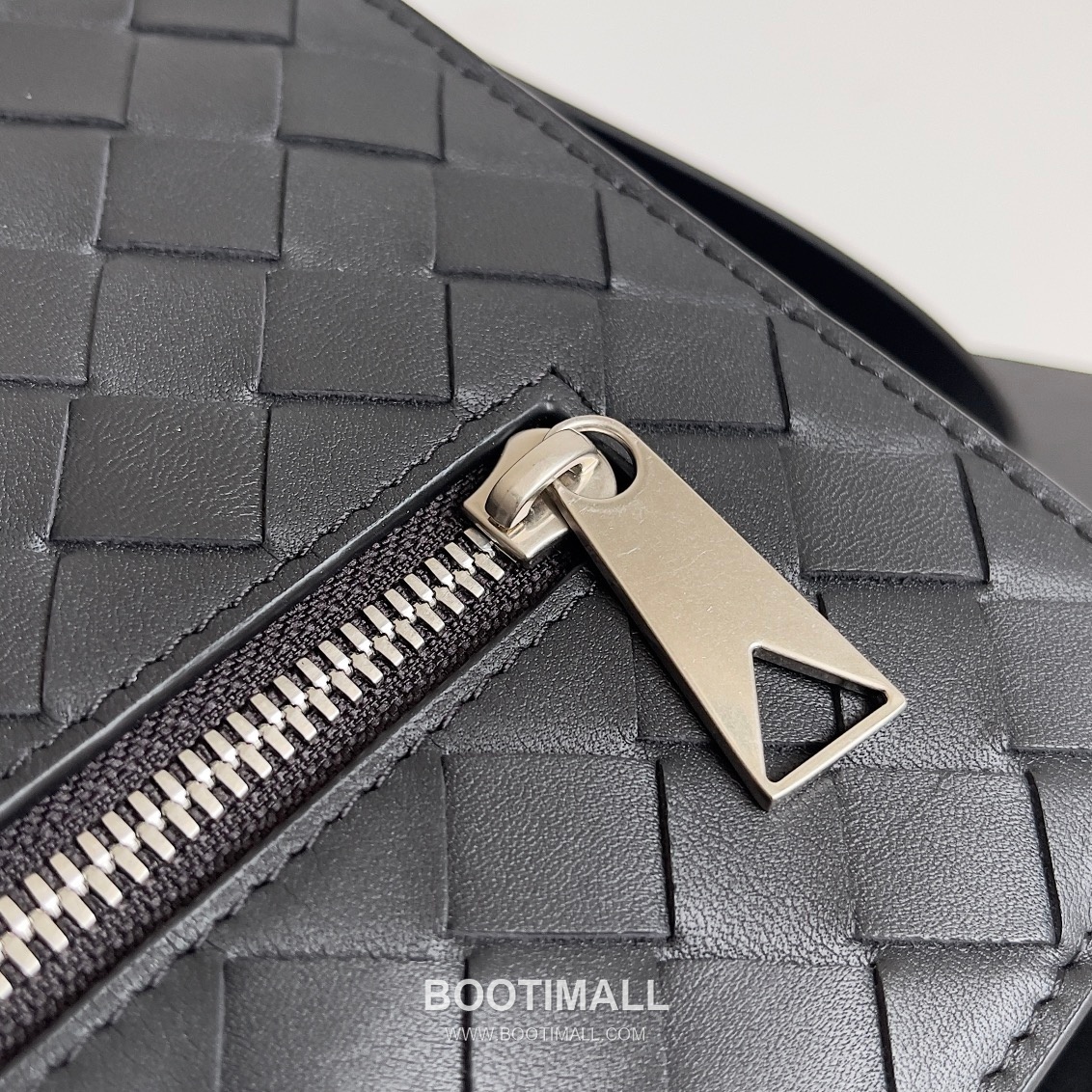 Bottega Veneta Intrecciato Clutch Woven Leather Black 보테가 베네타 인트레치아토 클러치 위빙 레더 블랙 32cm 8
