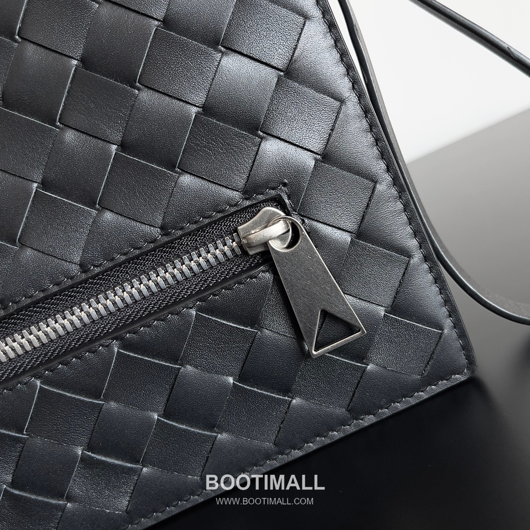 Bottega Veneta Intrecciato Zip Pouch Calf Leather Black 보테가 베네타 인트레치아토 지퍼 파우치 카프 레더 블랙 27.5cm 5
