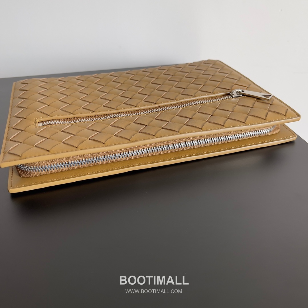 Bottega Veneta Intrecciato Zip Pouch Calf Leather Black 보테가 베네타 인트레치아토 지퍼 파우치 카프 레더 블랙 27.5cm 4