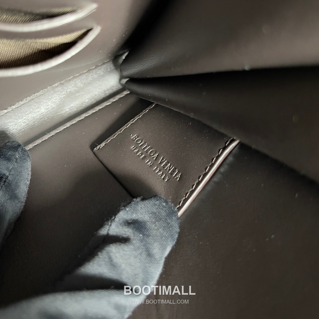 Bottega Veneta Intrecciato Zip Pouch Calf Leather Black 보테가 베네타 인트레치아토 지퍼 파우치 카프 레더 블랙 27.5cm 8