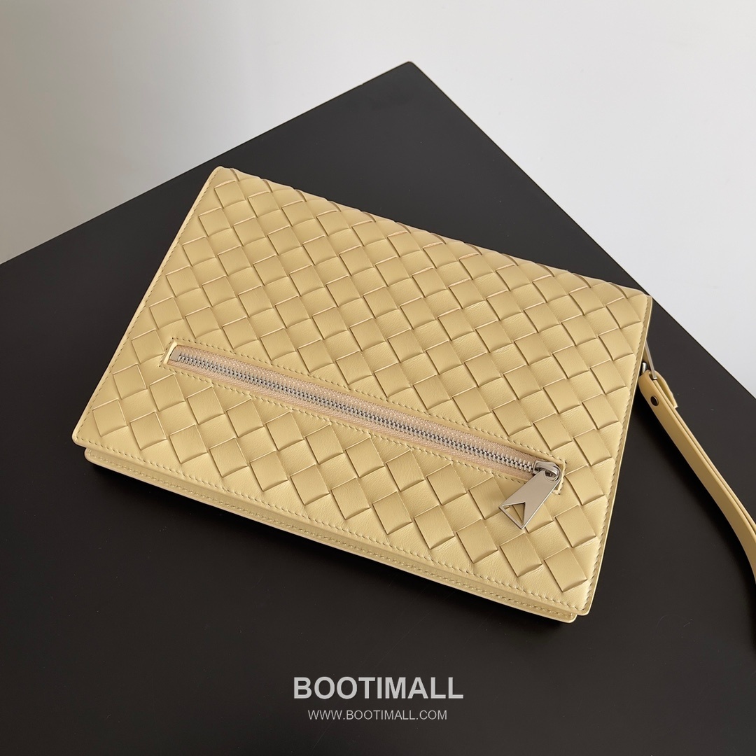 Bottega Veneta Intrecciato Zip Pouch Calf Leather Black 보테가 베네타 인트레치아토 지퍼 파우치 카프 레더 블랙 27.5cm 3