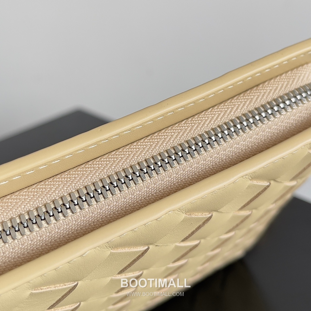 Bottega Veneta Intrecciato Zip Pouch Calf Leather Black 보테가 베네타 인트레치아토 지퍼 파우치 카프 레더 블랙 27.5cm 7