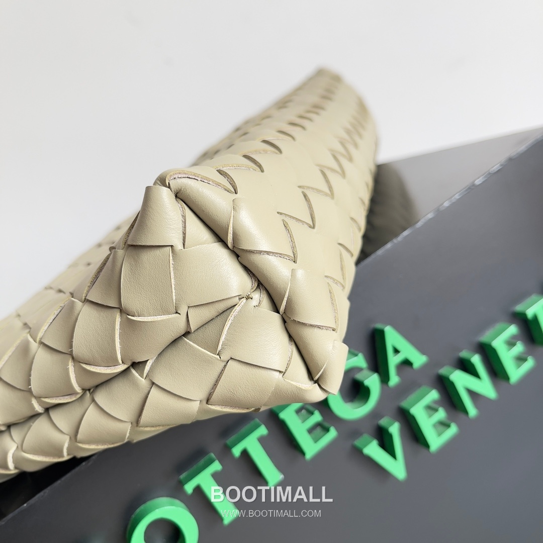 Bottega Veneta Intrecciato Pouch Intrecciato Leather Brown 보테가 베네타 인트레치아토 파우치 인트레치아토 레더 브라운 33cm 5