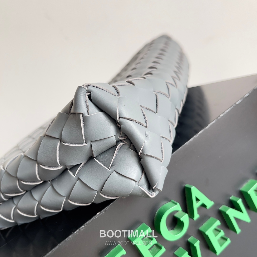 Bottega Veneta Intrecciato Pouch Intrecciato Leather Brown 보테가 베네타 인트레치아토 파우치 인트레치아토 레더 브라운 33cm 5