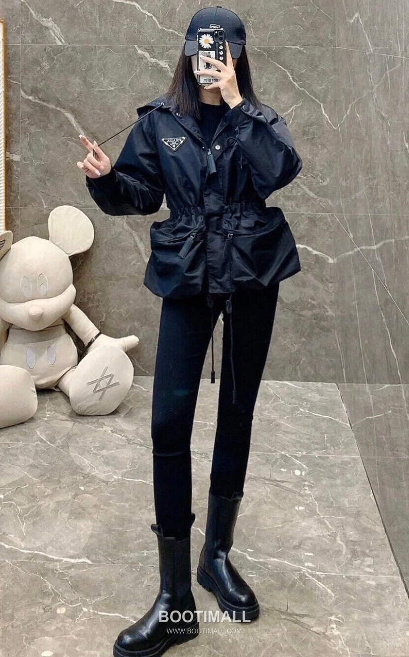 Triangle Logo Hooded Jacket Black 트라이앵글 로고 후드 자켓 블랙 2