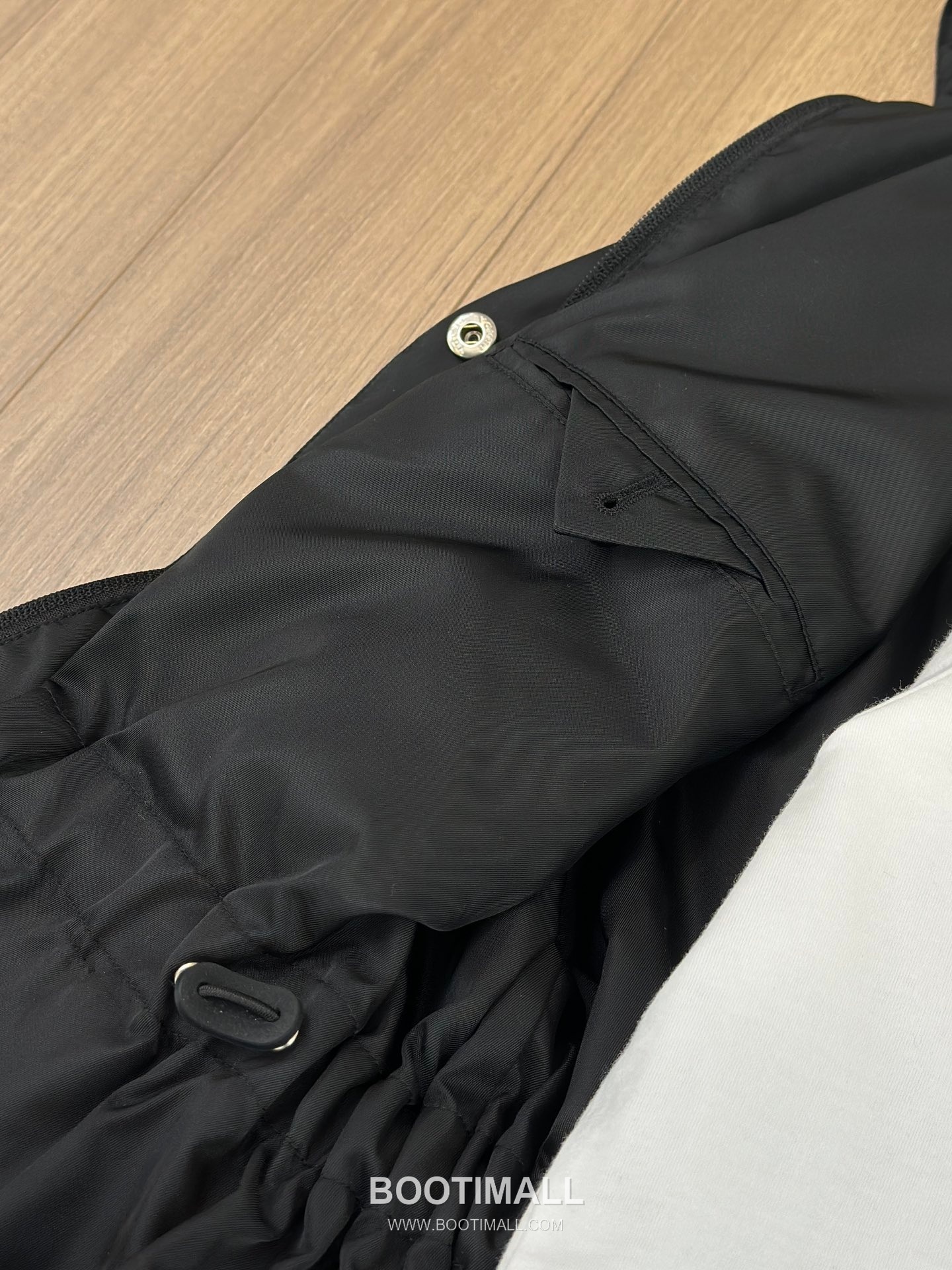 Triangle Logo Hooded Jacket Black 트라이앵글 로고 후드 자켓 블랙 17