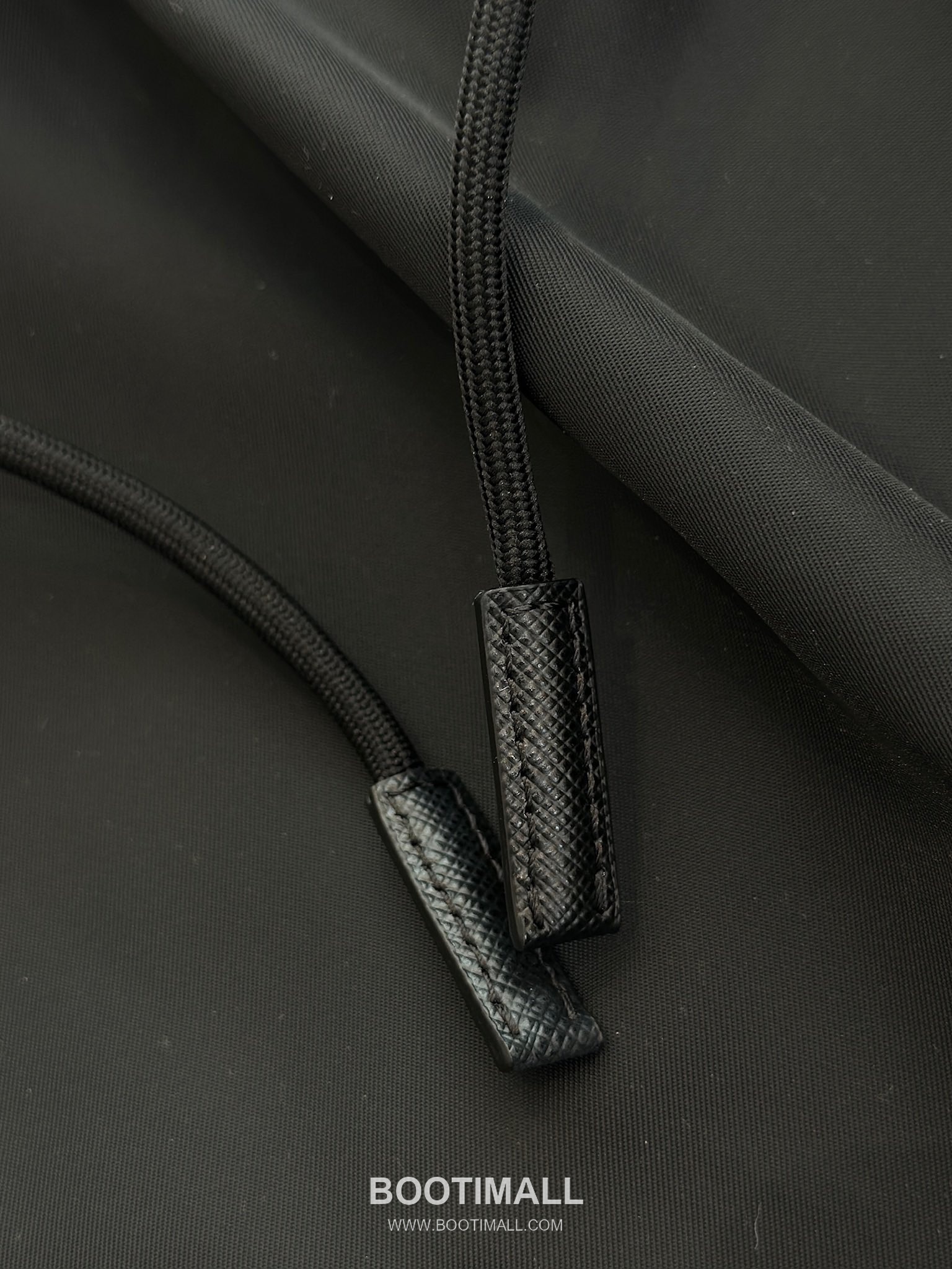 Triangle Logo Hooded Jacket Black 트라이앵글 로고 후드 자켓 블랙 21