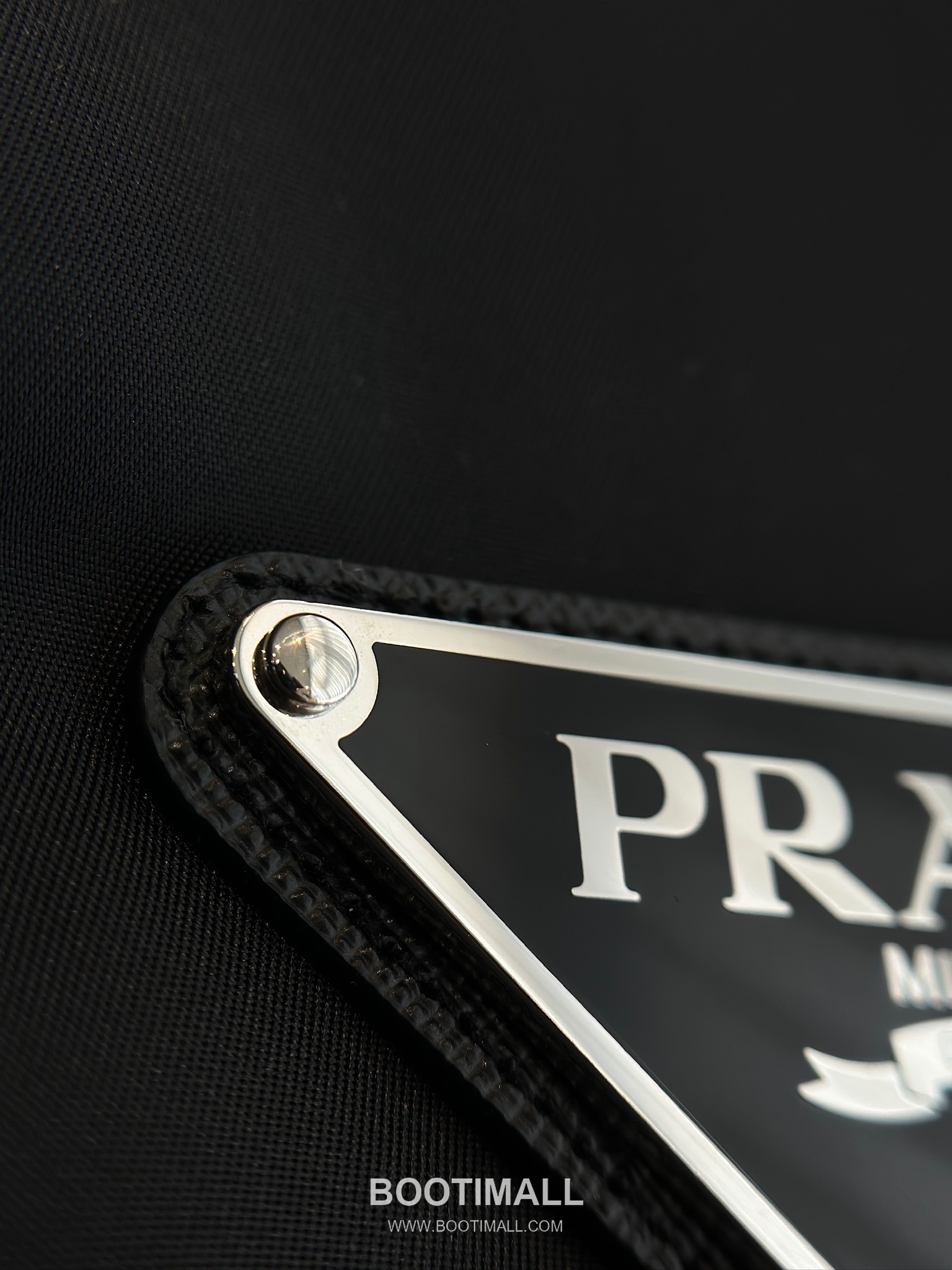 Triangle Logo Hooded Jacket Black 트라이앵글 로고 후드 자켓 블랙 30