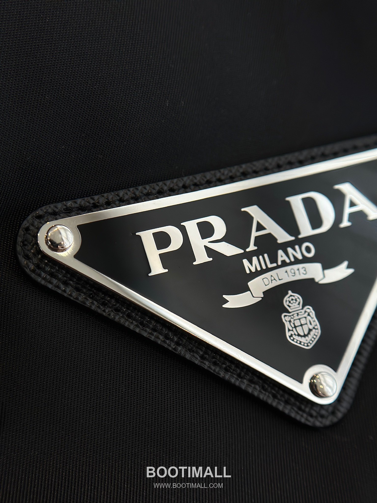 Triangle Logo Hooded Jacket Black 트라이앵글 로고 후드 자켓 블랙 31