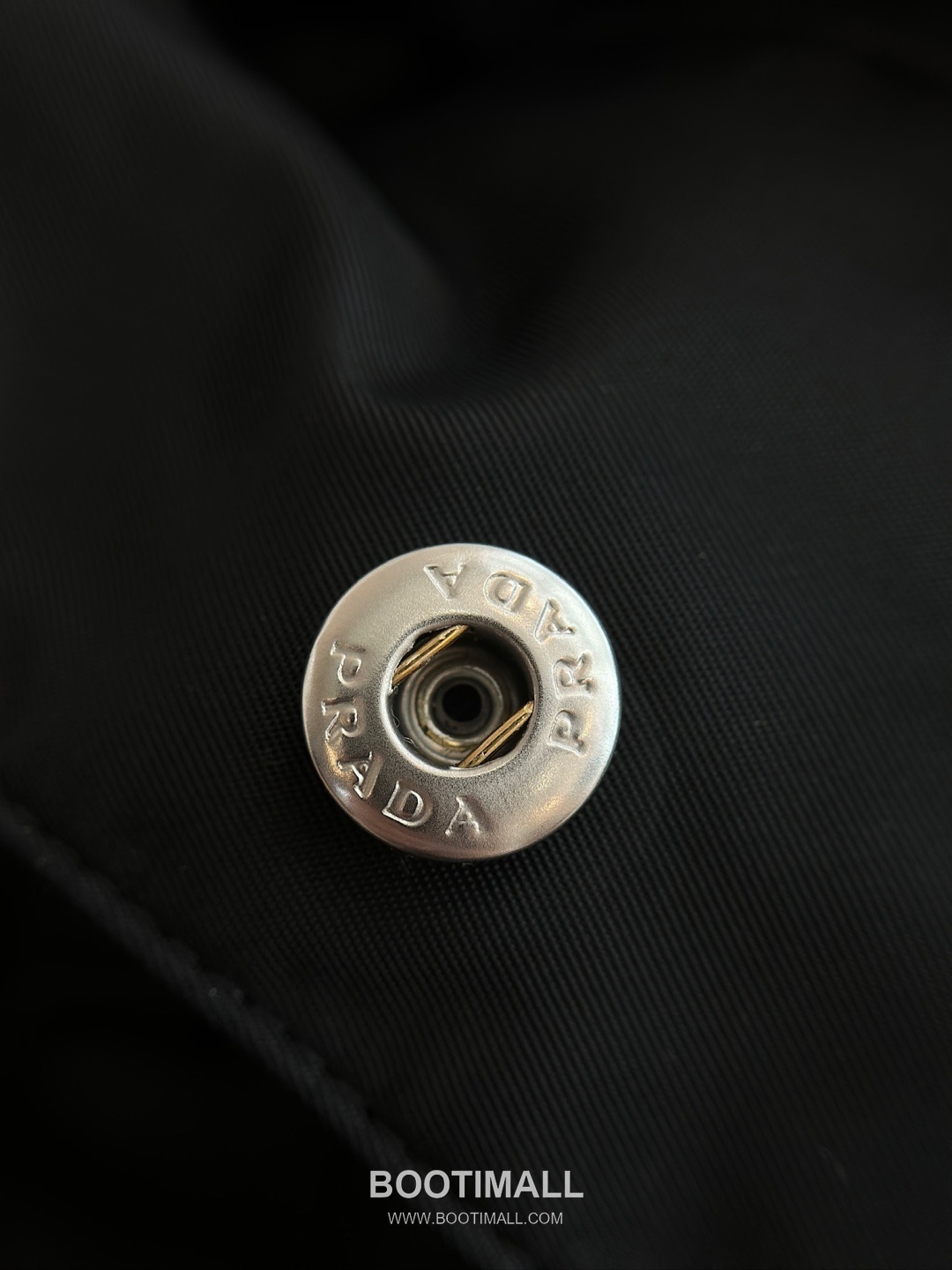 Triangle Logo Hooded Jacket Black 트라이앵글 로고 후드 자켓 블랙 35