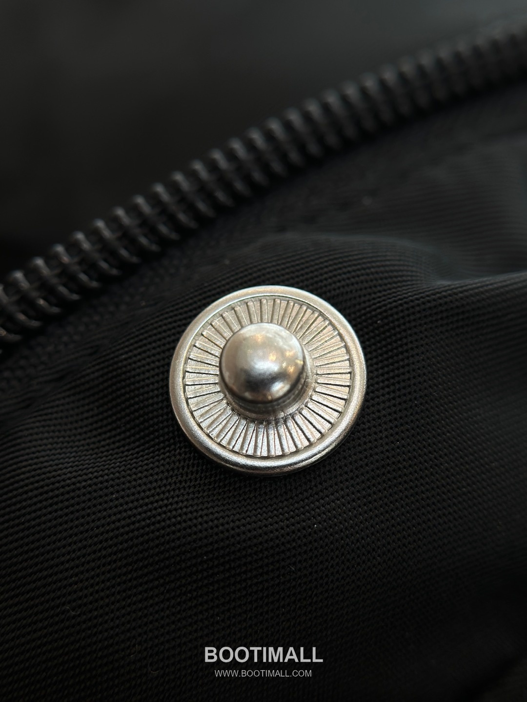 Triangle Logo Hooded Jacket Black 트라이앵글 로고 후드 자켓 블랙 36