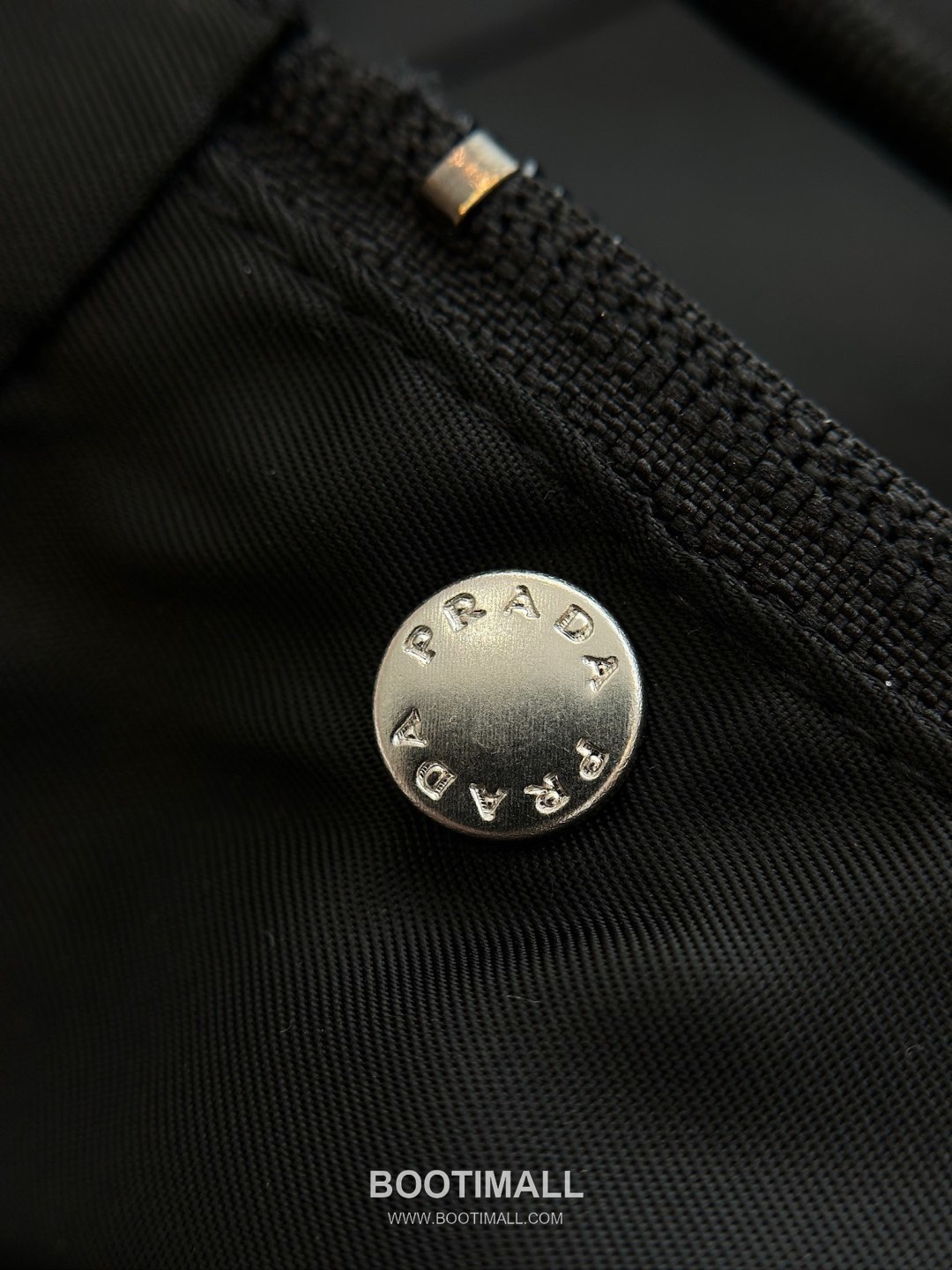 Triangle Logo Hooded Jacket Black 트라이앵글 로고 후드 자켓 블랙 37