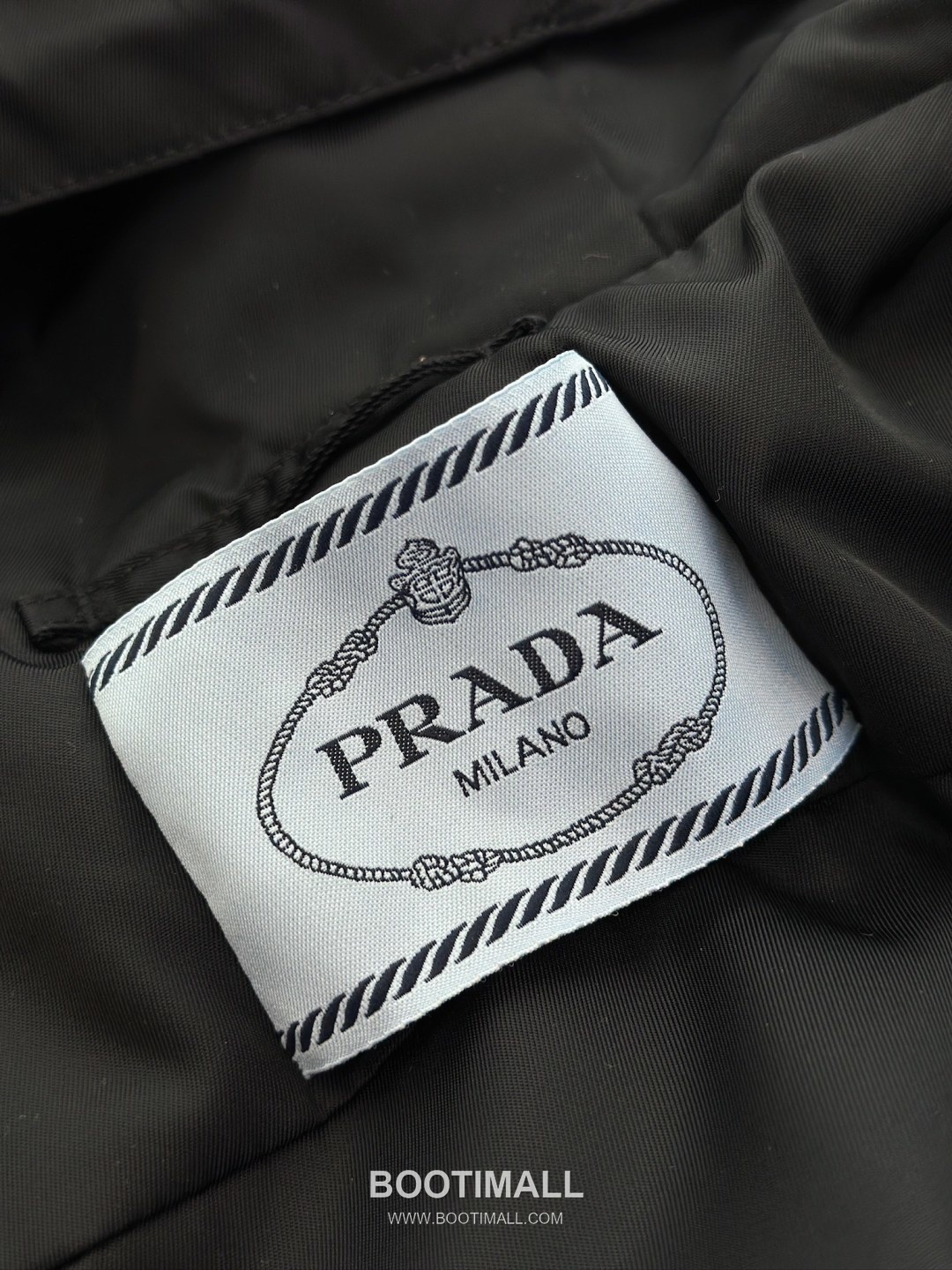 Triangle Logo Hooded Jacket Black 트라이앵글 로고 후드 자켓 블랙 38