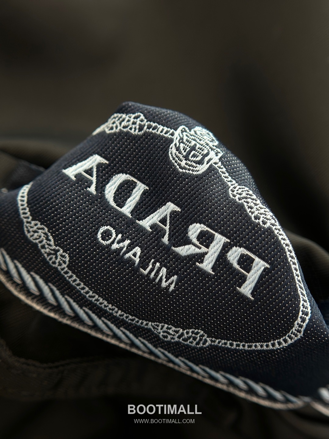 Triangle Logo Hooded Jacket Black 트라이앵글 로고 후드 자켓 블랙 39