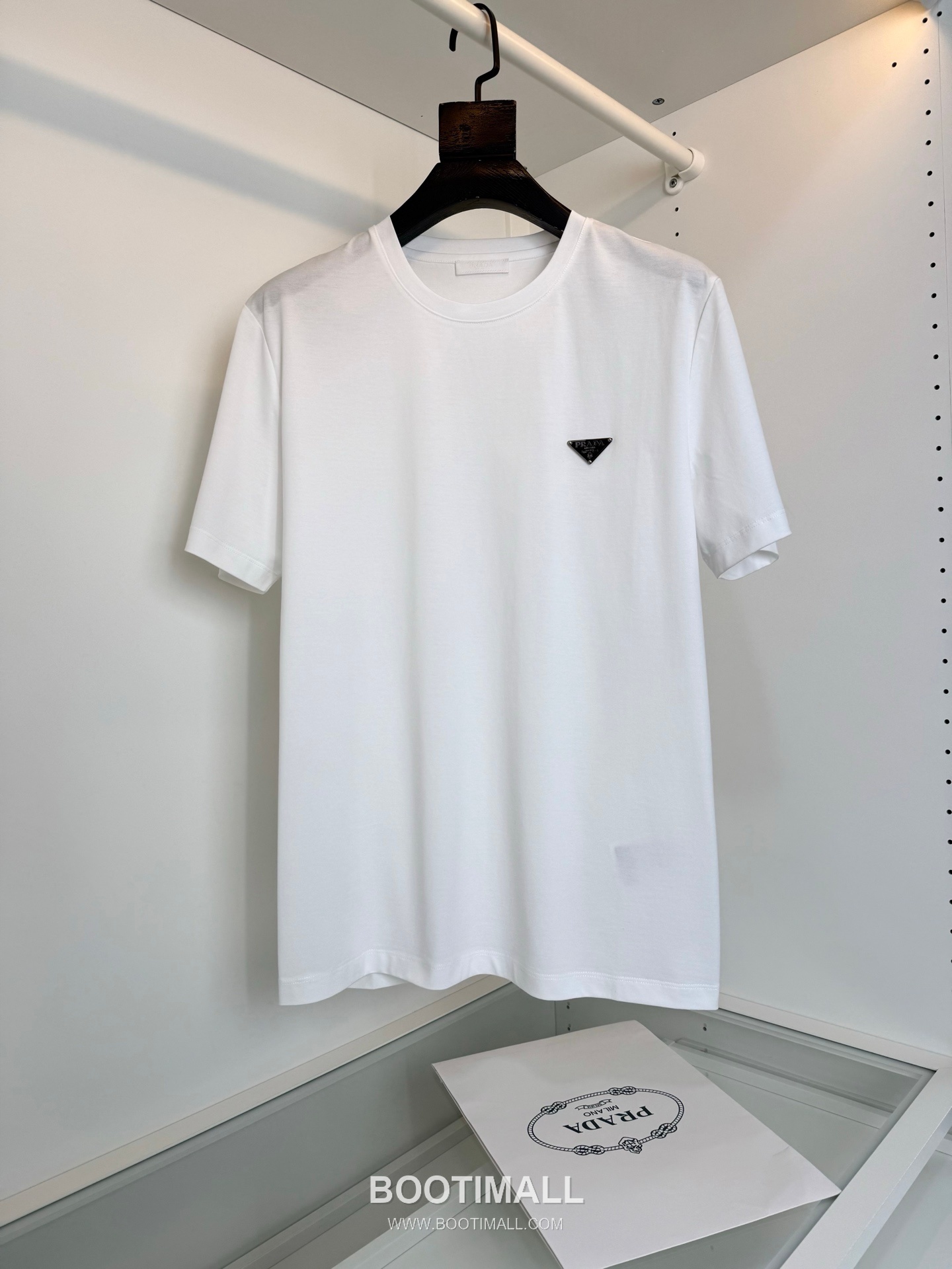 Prada Triangle Logo T-Shirt Cotton Black 프라다 트라이앵글 로고 티셔츠 코튼 블랙 1