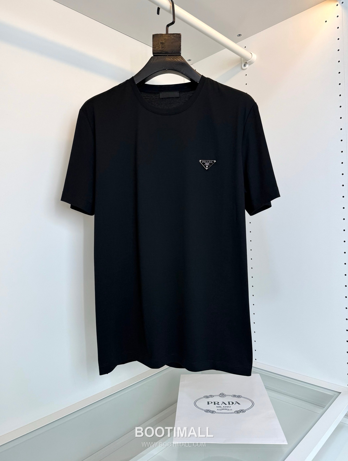 Prada Triangle Logo T-Shirt Cotton Black 프라다 트라이앵글 로고 티셔츠 코튼 블랙 1
