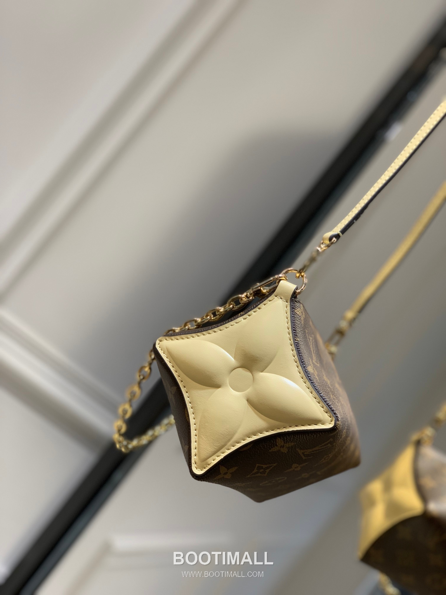 Louis Vuitton Bloom Pouch Monogram Canvas Brown 루이비통 블룸 파우치 M11672 모노그램 캔버스 브라운 22.5cm 2