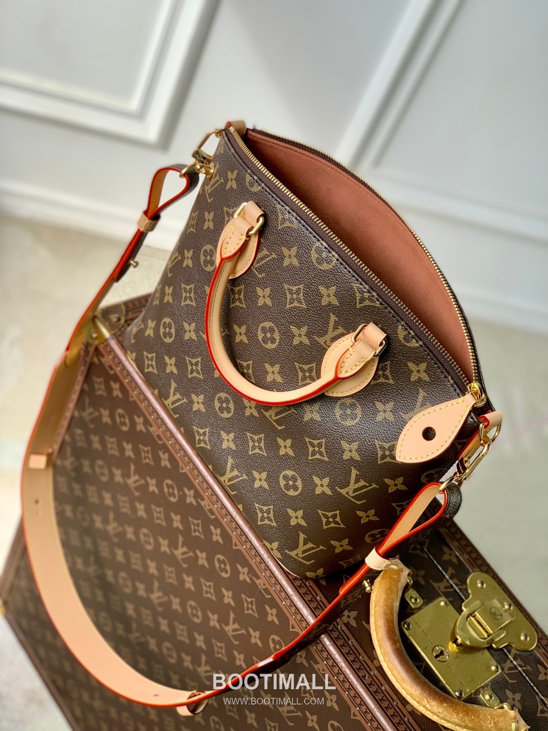 Louis Vuitton Neo Lockit PM Monogram Canvas, Leather Trim Handbag 루이비통 네오 로킷 PM 모노그램 캔버스, 가죽 트리밍 핸드백 9