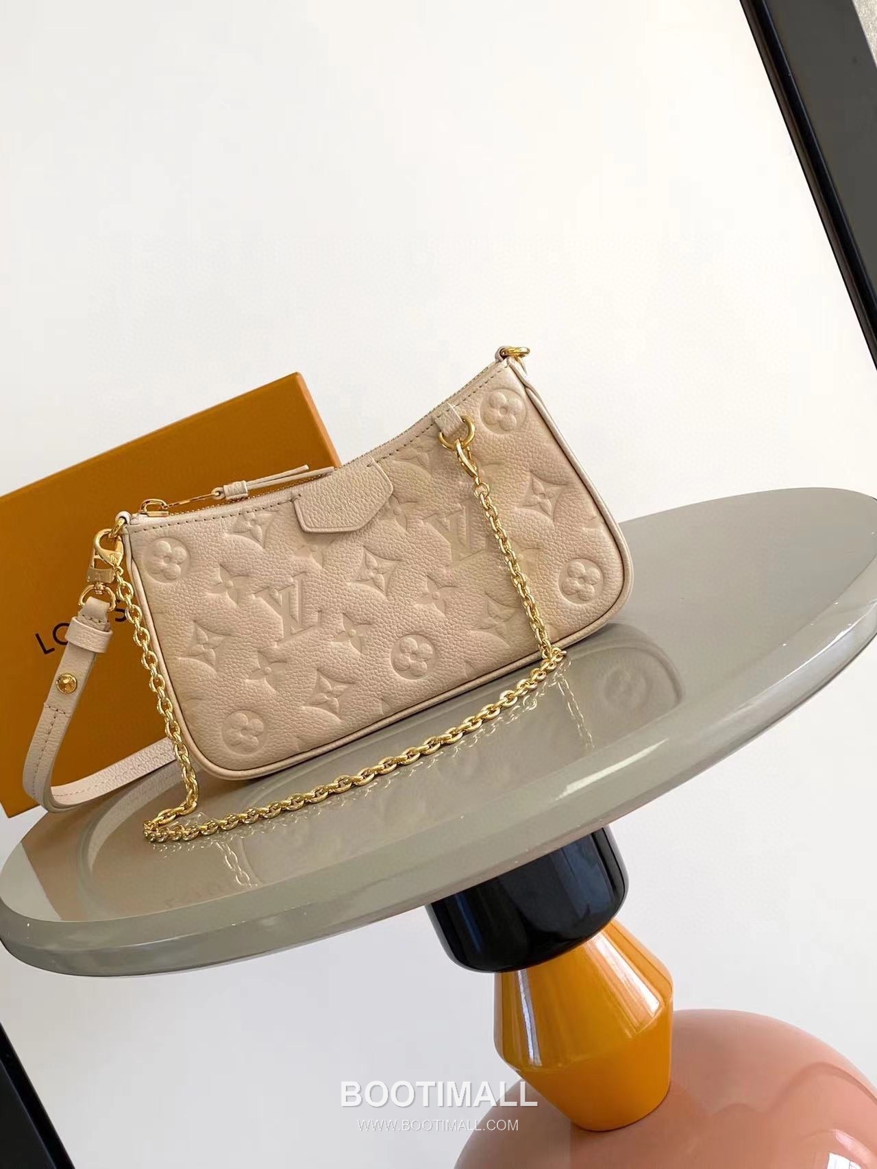 Louis Vuitton Easy Pouch Monogram Leather Dune 루이비통 이지 파우치 모노그램 레더 샌드 19cm 1