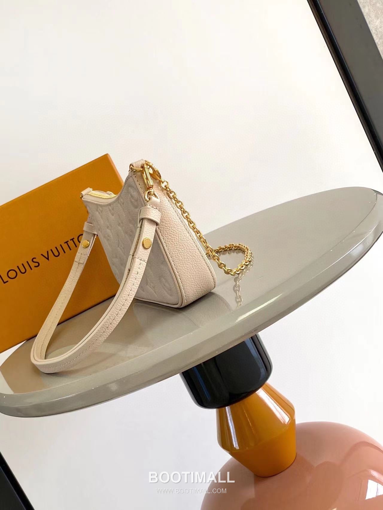 Louis Vuitton Easy Pouch Monogram Leather Dune 루이비통 이지 파우치 모노그램 레더 샌드 19cm 3