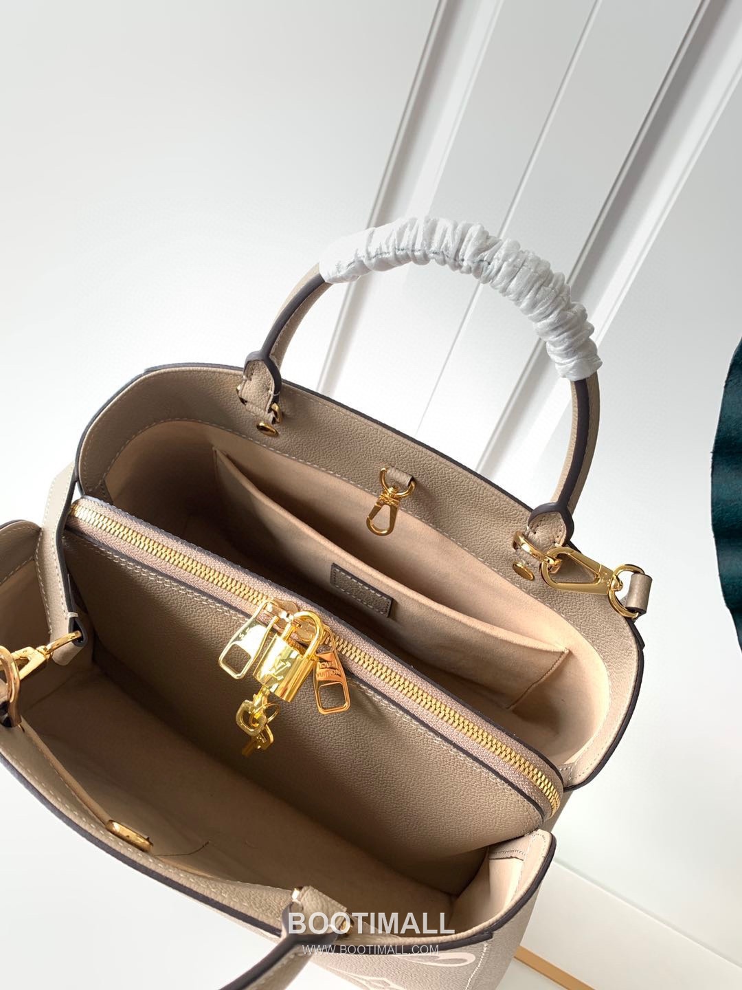 Louis Vuitton Montaigne MM Monogram Empreinte Leather Gray Handbag 루이비통 몽테뉴 MM M41048 모노그램 앙프렝뜨 레더 그레이 핸드백 33cm 6