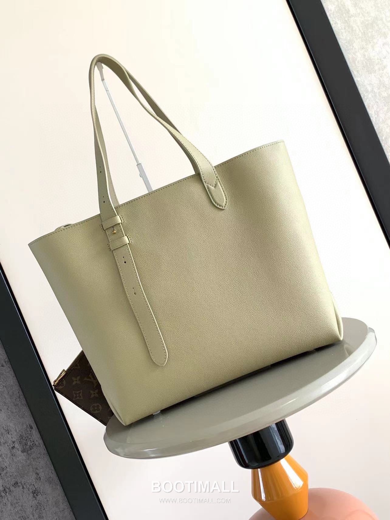 Louis Vuitton Low Key Cabas MM Grained Cowhide Leather Black Tote Bag 루이비통 로우 키 카바스 미디엄 그레인드 소가죽 블랙 토트백 47cm 3