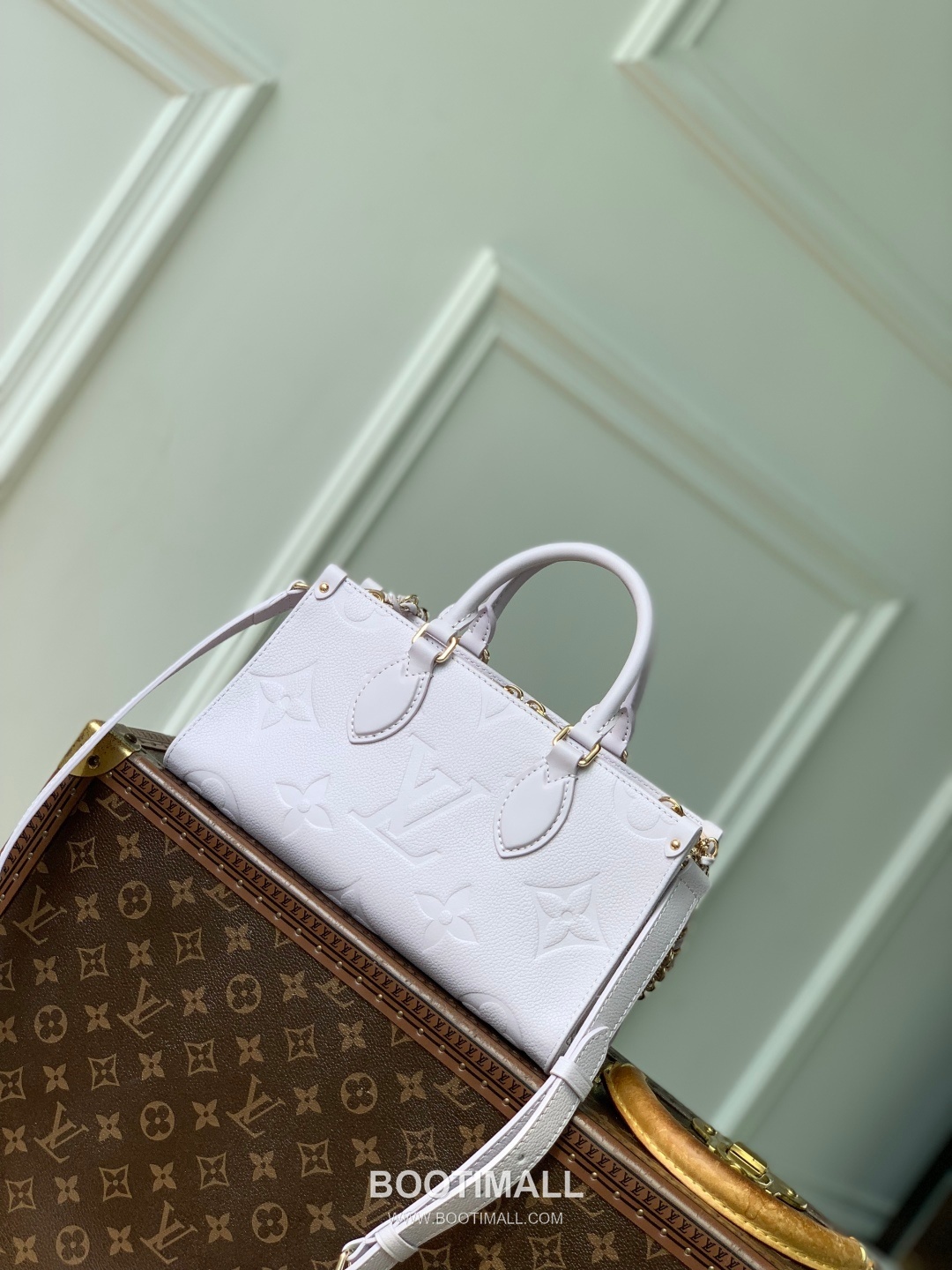 Louis Vuitton OnTheGo East West Monogram Empreinte Leather Light Purple Handbag 루이비통 온더고 이스트 웨스트 모노그램 앙프렝뜨 레더 라이트 퍼플 핸드백 25cm 3