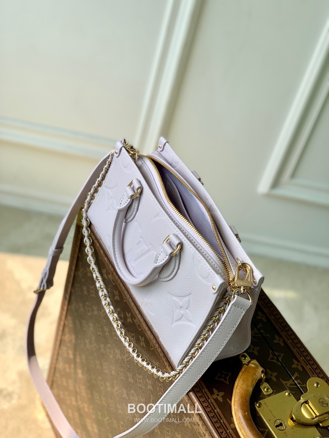 Louis Vuitton OnTheGo East West Monogram Empreinte Leather Light Purple Handbag 루이비통 온더고 이스트 웨스트 모노그램 앙프렝뜨 레더 라이트 퍼플 핸드백 25cm 9