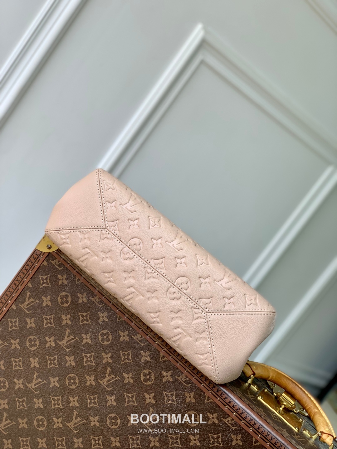 Louis Vuitton Anytime PM Monogram Empreinte Leather Straw White Handbag 루이비통 애니타임 PM M14569 모노그램 앙프렝뜨 레더 샌드 화이트 핸드백 34cm 4