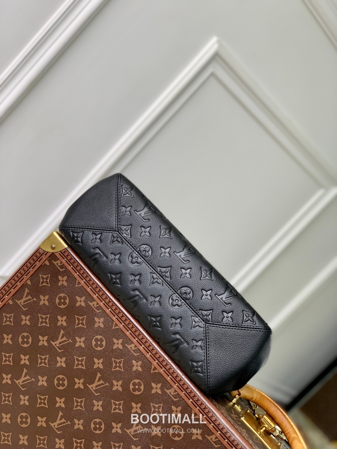 Louis Vuitton Anytime PM Monogram Empreinte Leather Gray Handbag 루이비통 애니타임 PM M14414 모노그램 앙프렝뜨 레더 그레이 핸드백 34cm 4