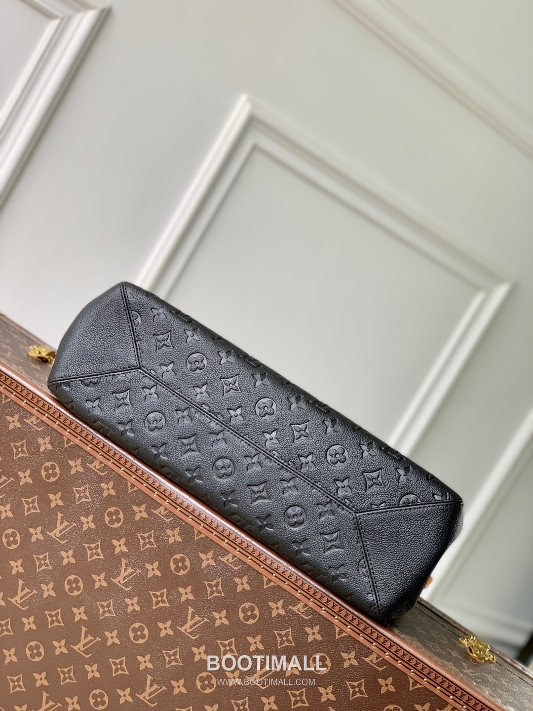 Louis Vuitton Anytime Medium Handbag Monogram Empreinte Leather Black 루이비통 애니타임 미디엄 핸드백 모노그램 앙프렝뜨 레더 블랙 42cm 4