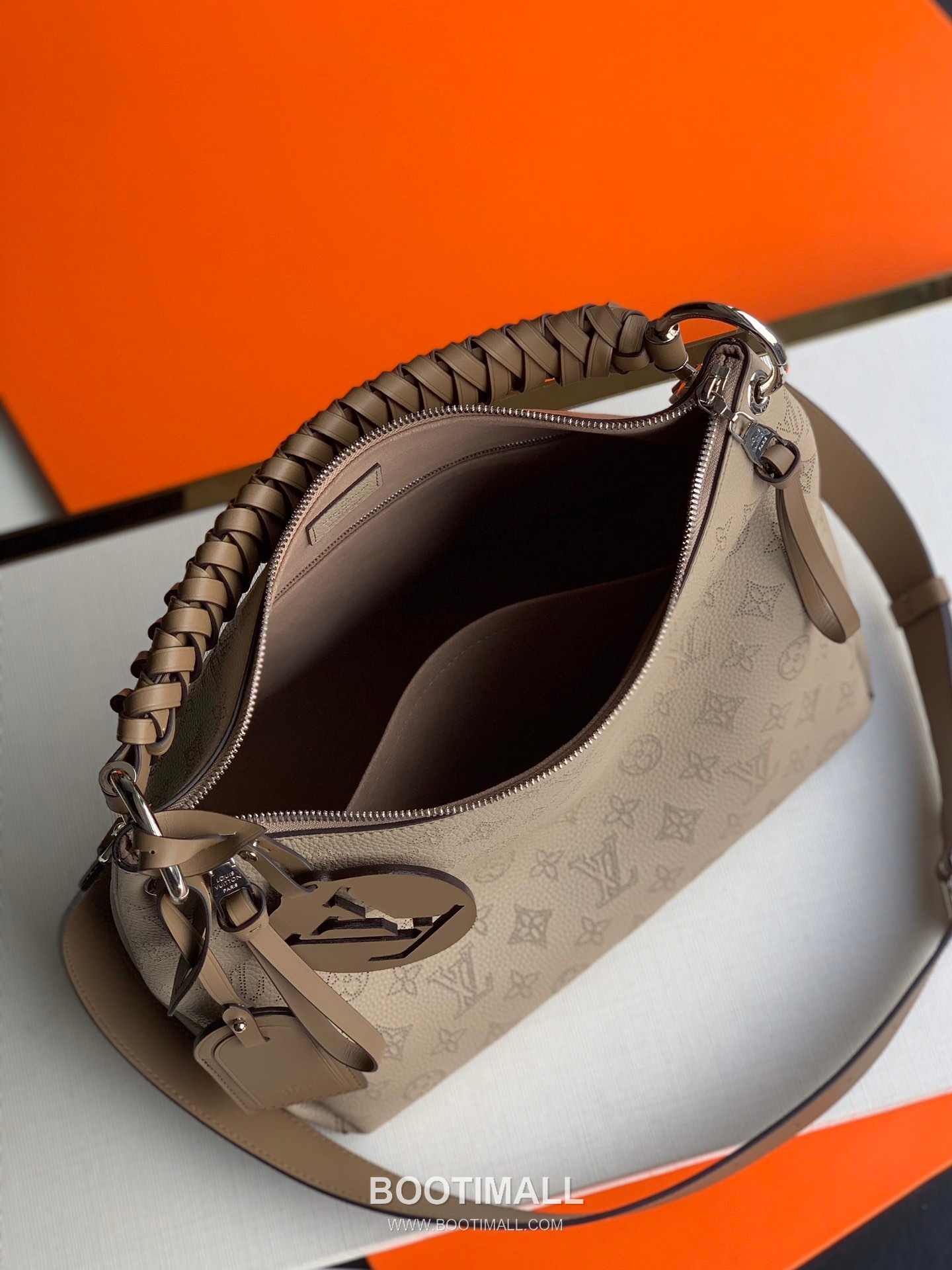 Louis Vuitton Babylone BB Perforated Calfskin Handbag 루이비통 바빌론 BB M56084 펀칭 카프스킨 핸드백 32cm 4