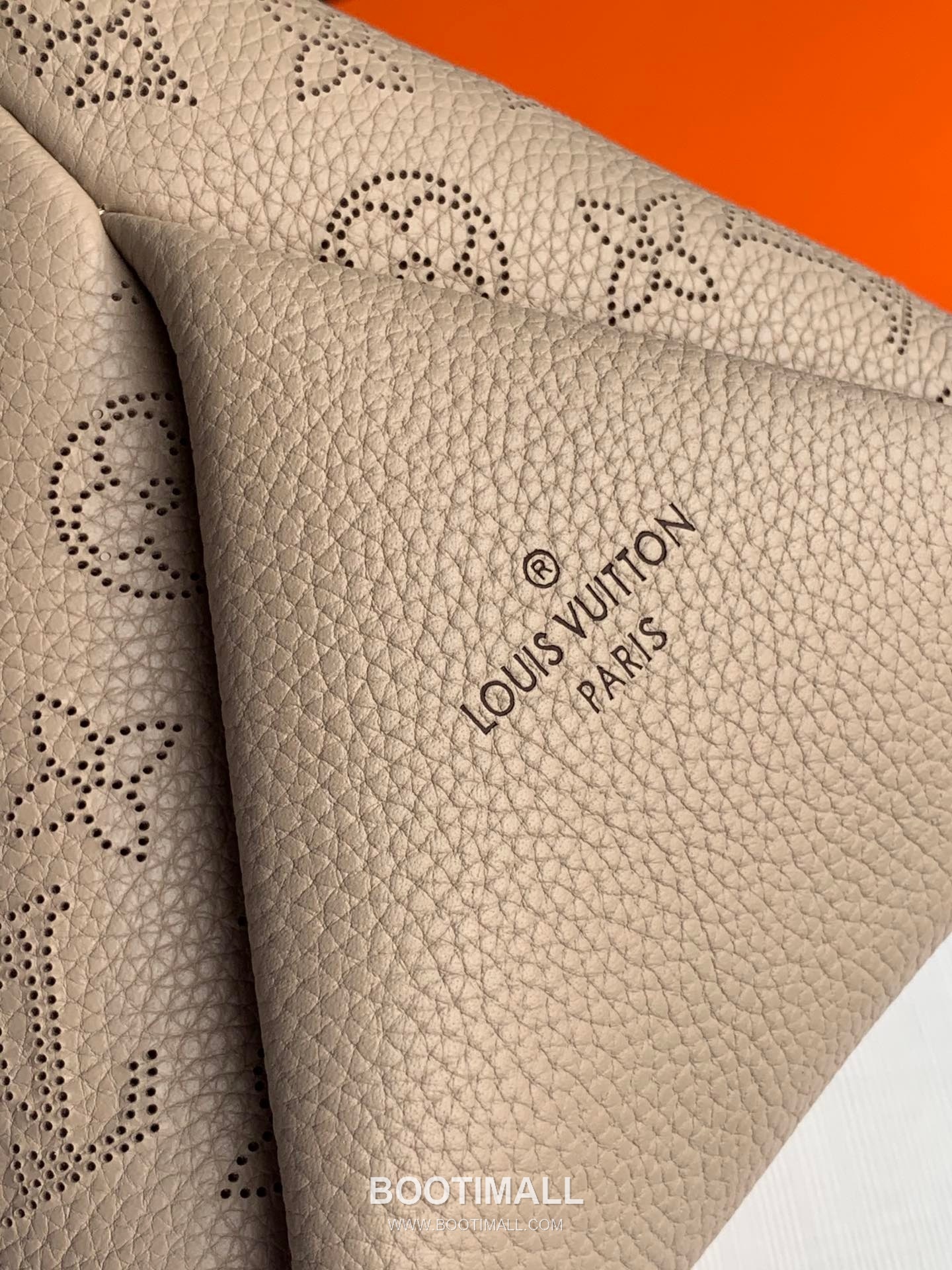 Louis Vuitton Babylone BB Perforated Calfskin Handbag 루이비통 바빌론 BB M56084 펀칭 카프스킨 핸드백 32cm 5