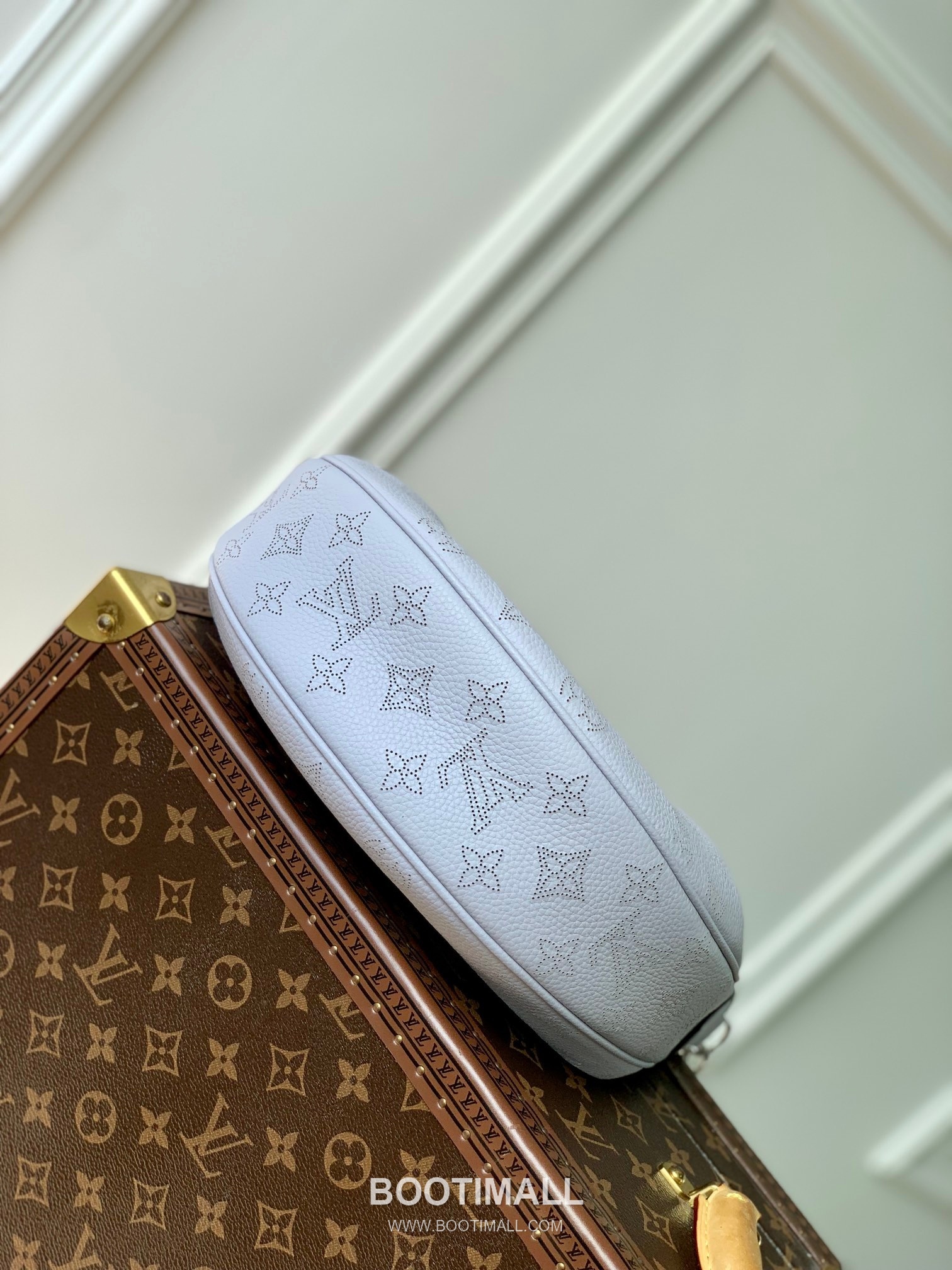 Louis Vuitton Baia Moon Bag Perforated Leather Light Blue Handbag 루이비통 바이아 문 백 스몰 M22820 펀칭 레더 라이트 블루 핸드백 9