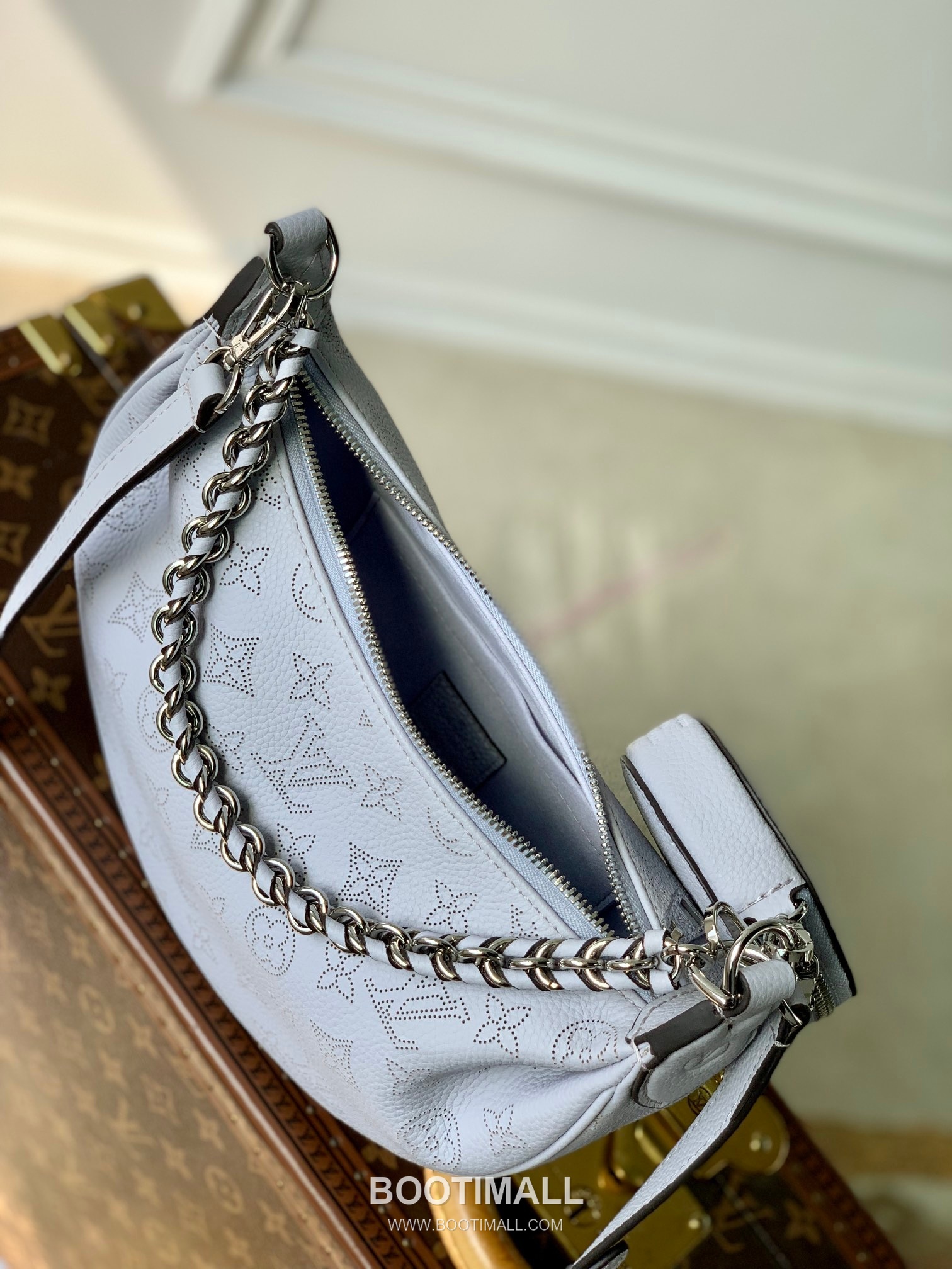 Louis Vuitton Baia Moon Bag Perforated Leather Light Blue Handbag 루이비통 바이아 문 백 스몰 M22820 펀칭 레더 라이트 블루 핸드백 13