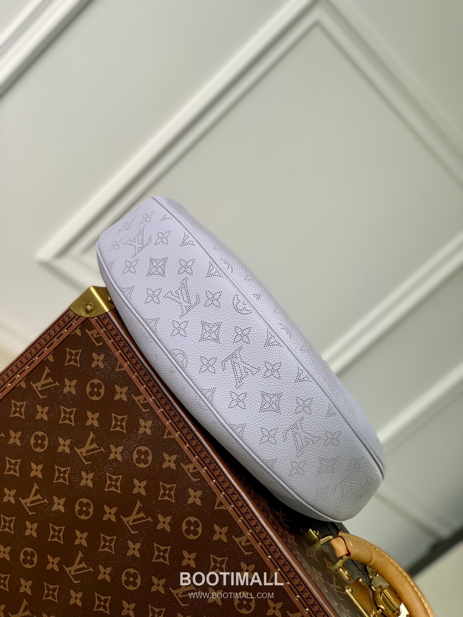 Louis Vuitton Baia Medium Handbag Mahina Leather Purple 루이비통 바이아 미디엄 핸드백 M22822 마히나 레더 퍼플 36.5cm 4
