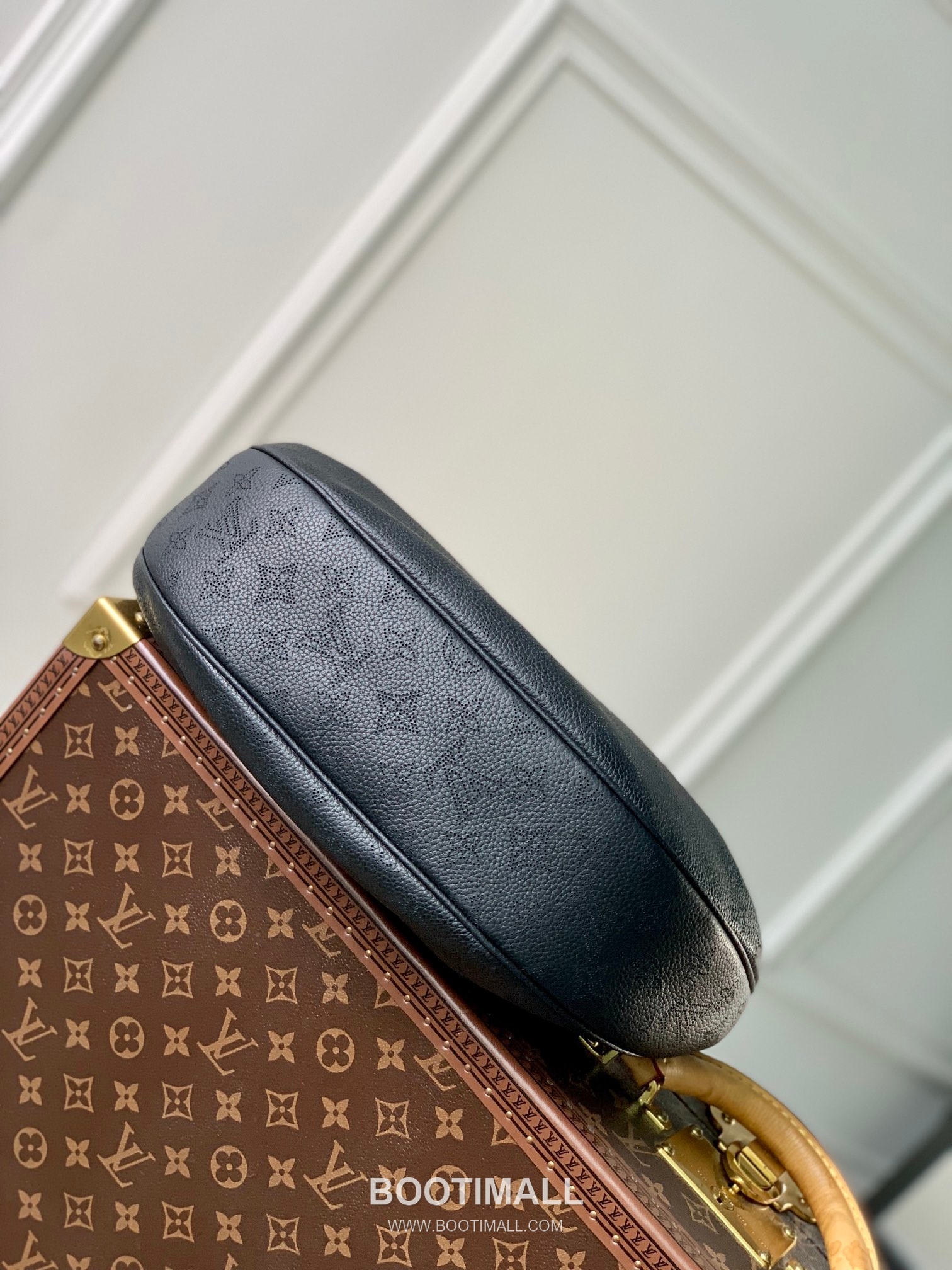 Louis Vuitton Baia Medium Handbag Mahina Leather Purple 루이비통 바이아 미디엄 핸드백 M22822 마히나 레더 퍼플 36.5cm 3