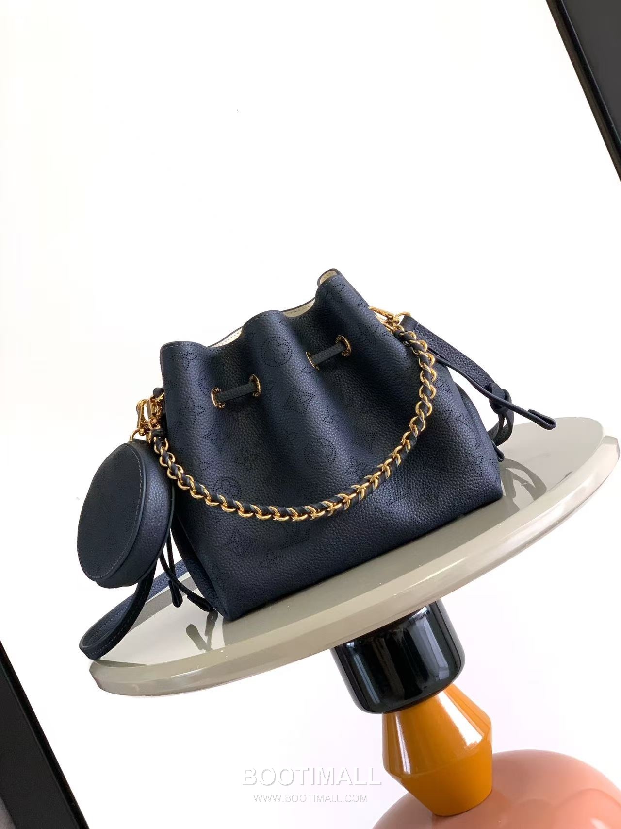 Louis Vuitton Bella Bucket Bag Monogram Perforated Calfskin Black 루이비통 벨라 버킷백 모노그램 퍼포레이티드 카프스킨 블랙 22cm 2